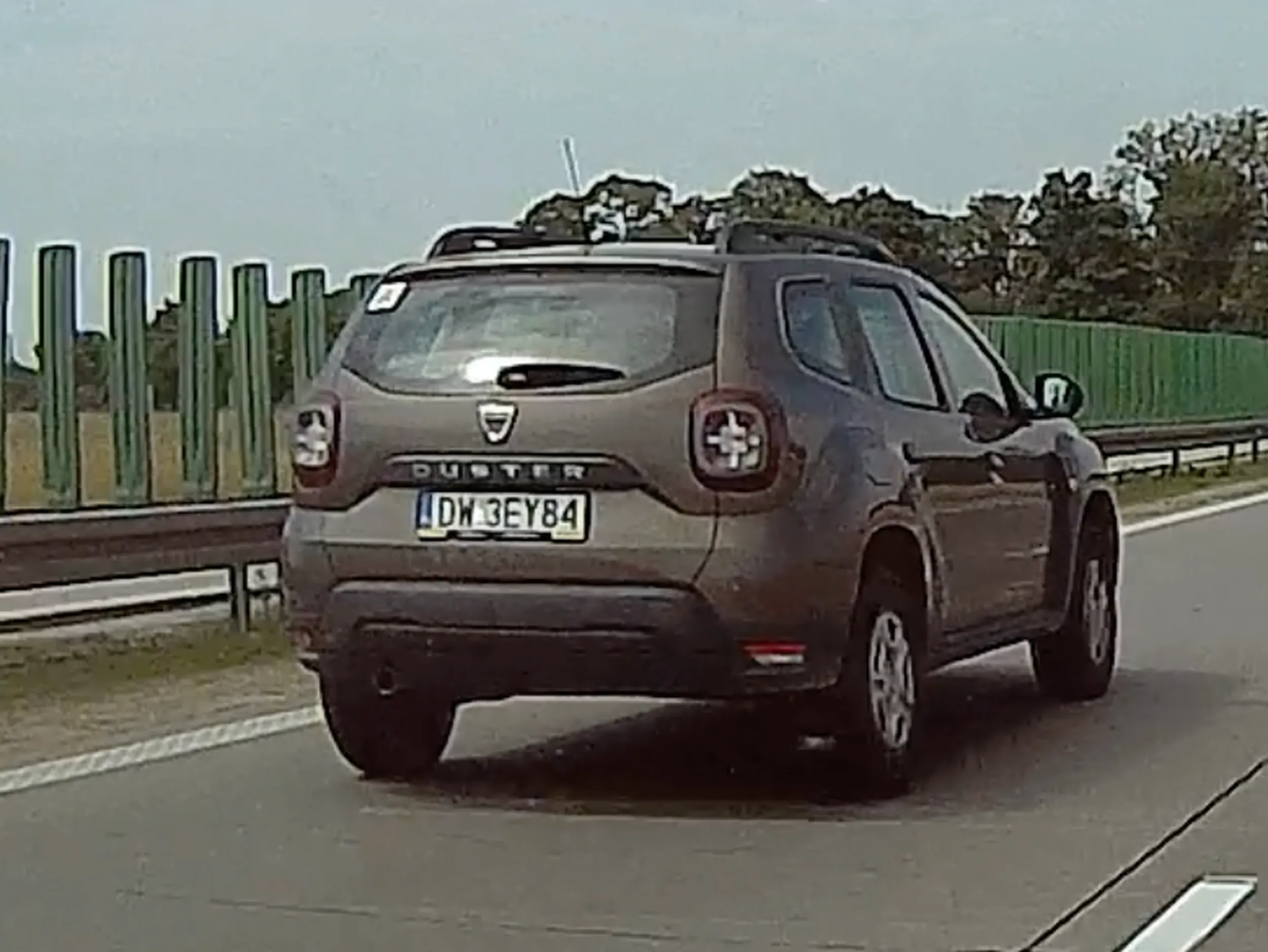 Siedzi na zderzaku p3d@ł