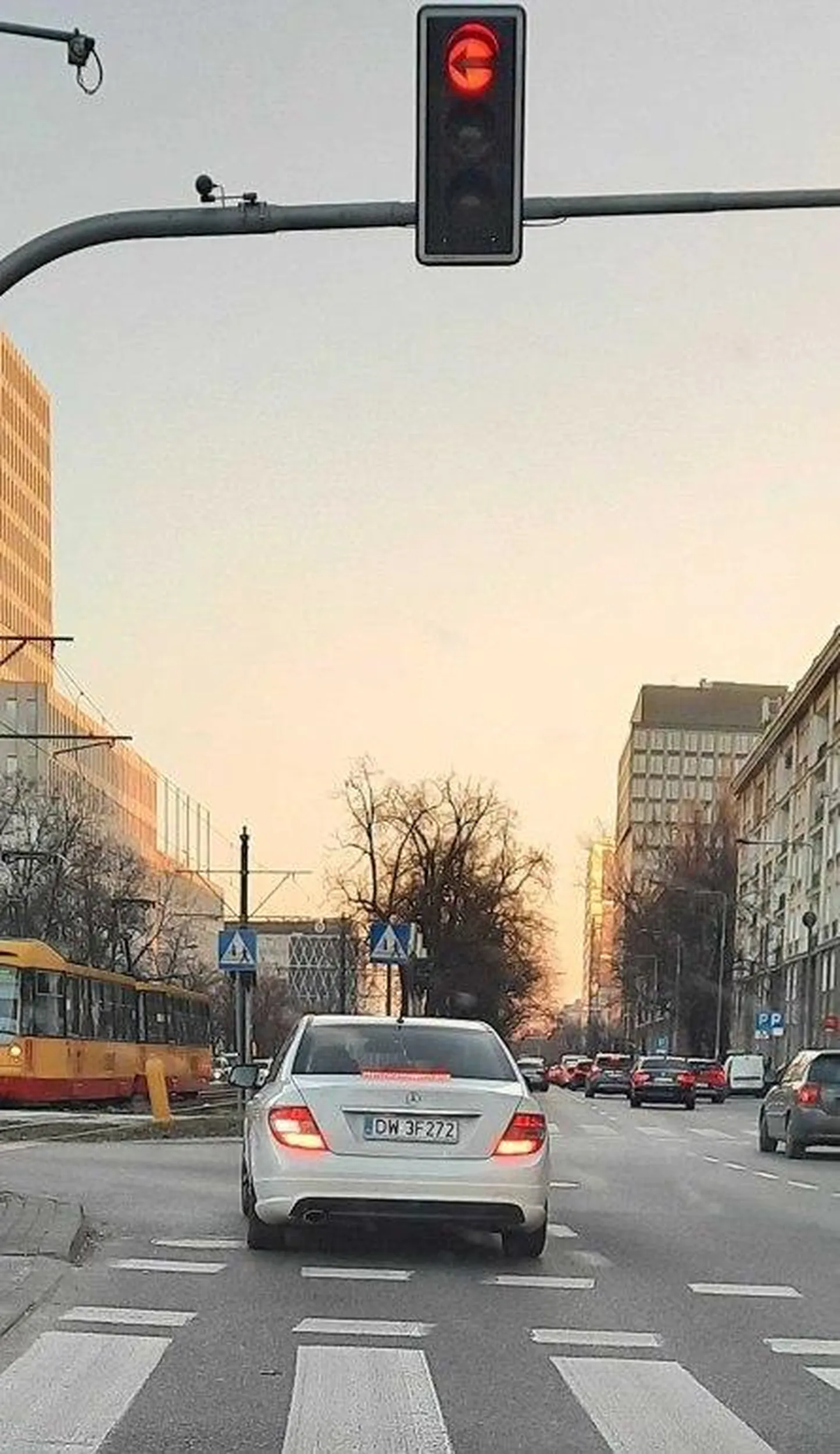 Jeździsz ładnym autem, ale nie jest w porządku takie zachowanie że mijasz kilometrowy korkek do skrętu w lewo. Wszyscy czekają, nie tylko Twój czas jest cenny.