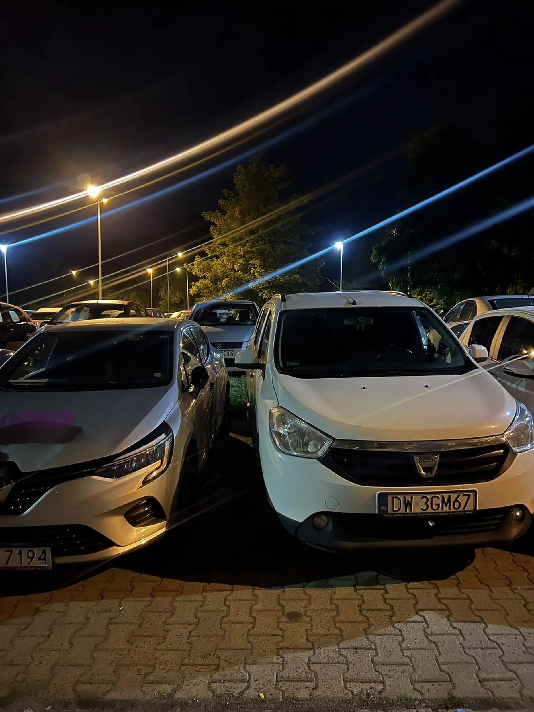 Jeśli nie umiesz parkować tak aby inni mogli dostać się do auta to sory jeśli przez przypadek otwierając drzwii uszkodziłem ci karoserie próbując dostać się do auta :)