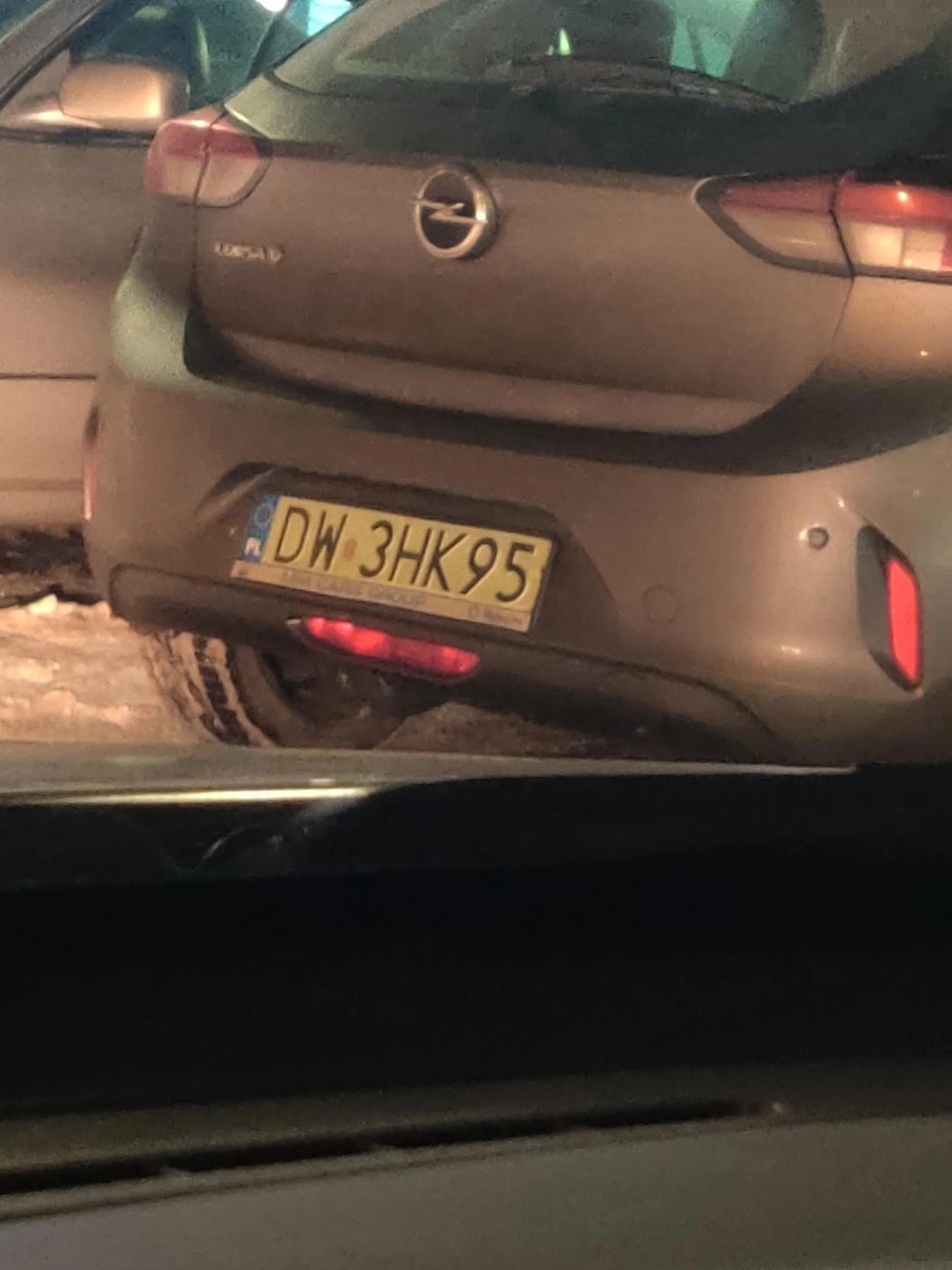 Totalny ignorant kolejki na miejsca parkingowe przed sklepem. Stało z trzy samochody w kolejce, a ten przejechawszy jako ostatni wjeżdża pierwszym. Przy zwróceniu uwagi uważa że ma rację i udaje z siebie idiotę. A może nie udaje. Nie pozdrawiam.