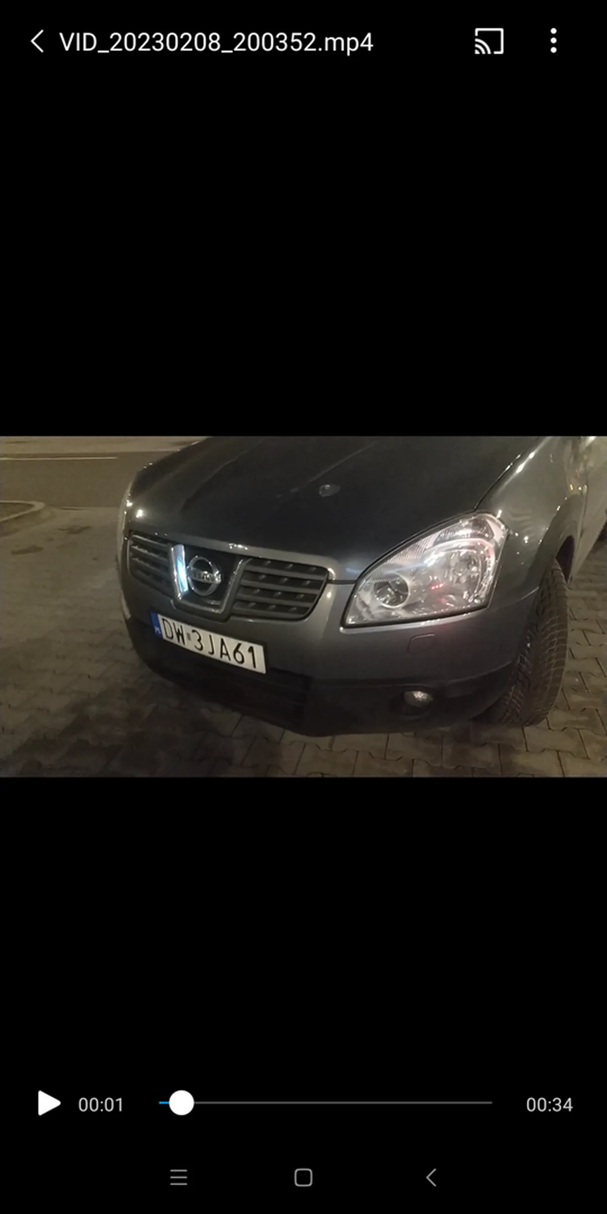 Niezrównoważona kobieta ze wschodnim akcentem. 1. wymusza pierwszeństwo (chociaż za autem przed które chciała się wepchnąć było  PUSTO) 2. używa klaksonu w celu wymuszenia 3. po tym jak nie udało się wymusić włącza długie żeby oślepić zmuszajac kierowcę drugiego auta do zwolnienia 4. następnie śledzi auto na którym chciała wymusić pierwszeństwo na parking, nagrywa, prowokuje, grozi że wyśle filmik na policję i ewidentnie nie rozumie zasad ruchu drogowego mam nadzieję że faktycznie wyśle ten filmik na policję, bo  możnaby jej przywalić całkiem wesoły mandacik