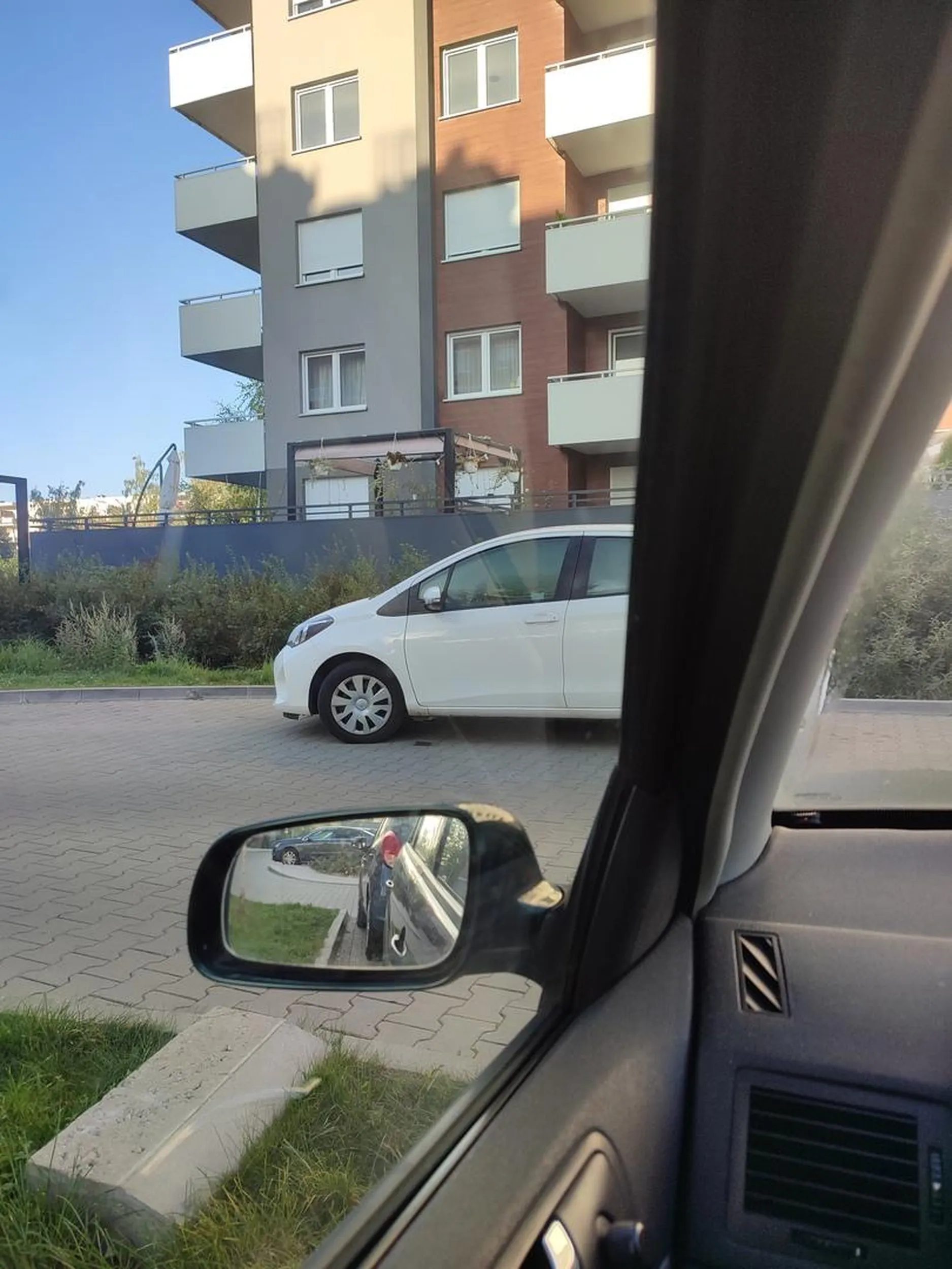 Parkuje w miejscu które nie jest wyznaczone do parkowania i utrudnia wyjazd z miejsca parkingowego.