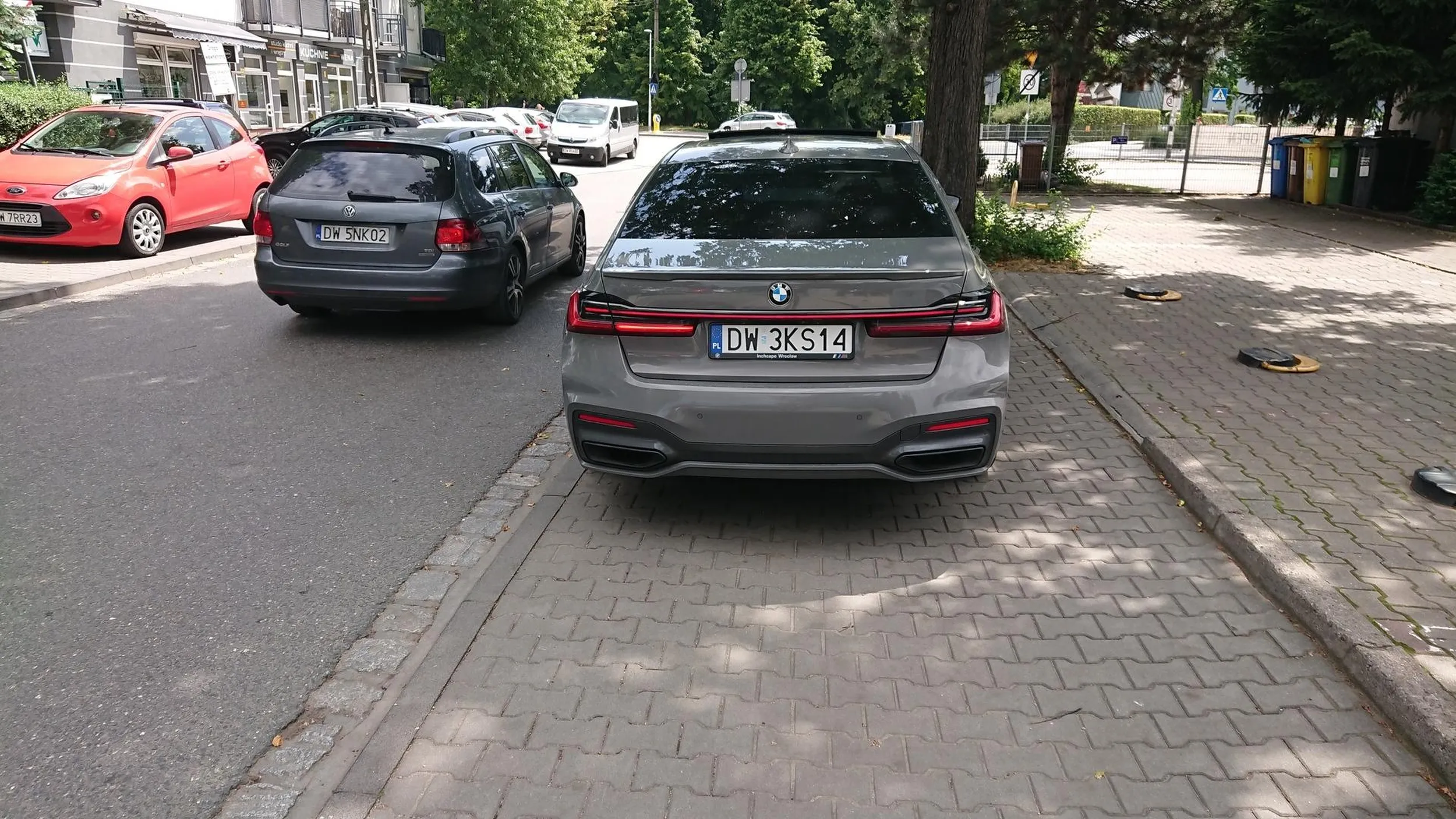 Na zakazie, blokując przejście pieszym, i oczywiście z pretensjami, że zwraca im się uwagę...