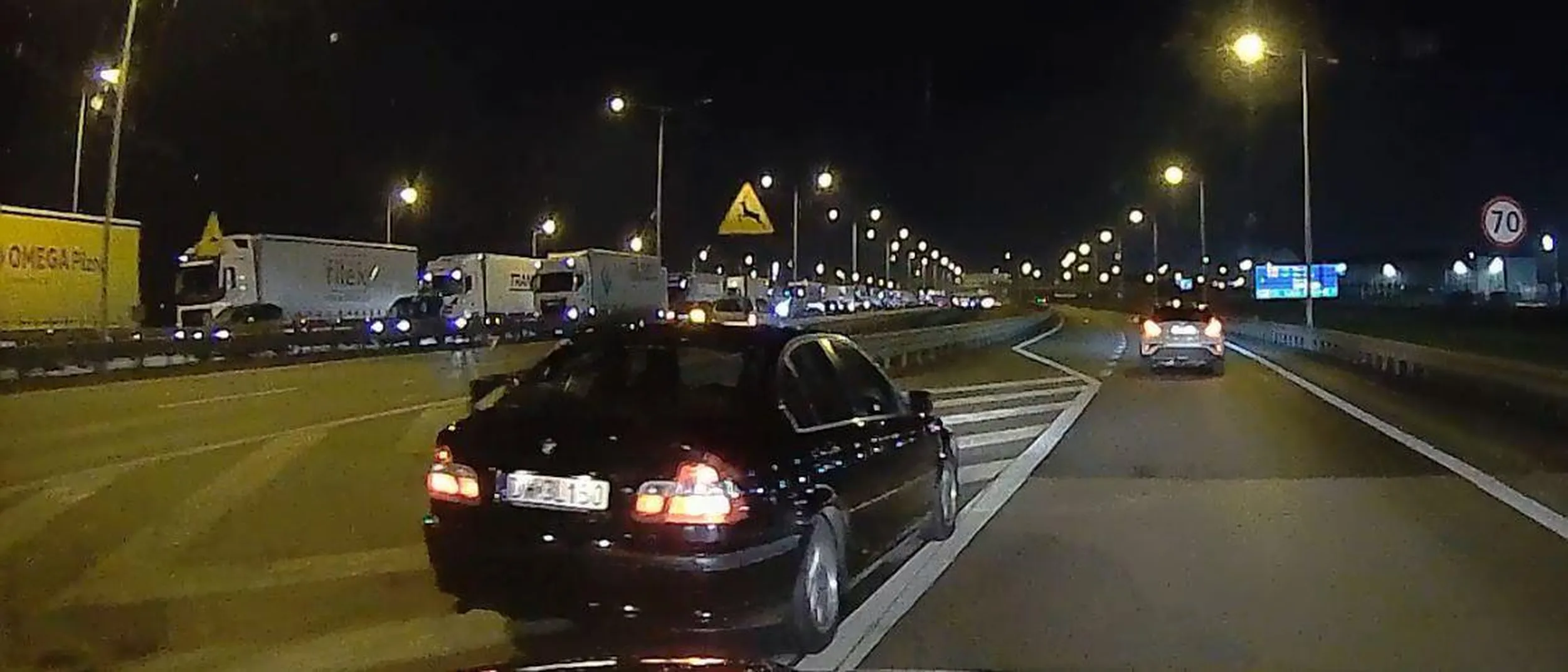 Bmw e46 w kolorze czarnym, około 25letni sedan zachodzący rdzą. Jeździ po pasach wyłączonych z ruchu, przeprasza za wymuszenie pierszeństwa przeciwmgłowymi oraz klasycznie dla tego modelu - nie używa kierunkowskazów i przekracza dozwolone prędkości na zjazdach z A4.