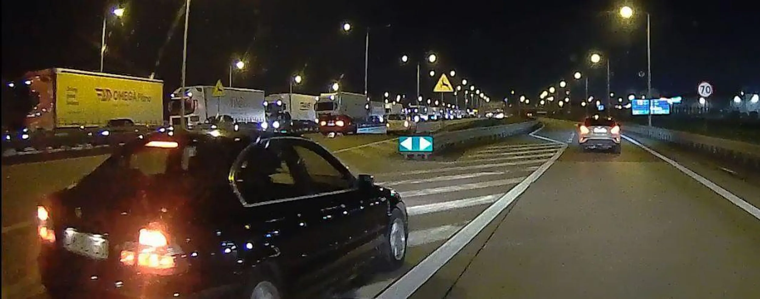 Bmw e46 w kolorze czarnym, około 25letni sedan zachodzący rdzą. Jeździ po pasach wyłączonych z ruchu, przeprasza za wymuszenie pierszeństwa przeciwmgłowymi oraz klasycznie dla tego modelu - nie używa kierunkowskazów i przekracza dozwolone prędkości na zjazdach z A4.