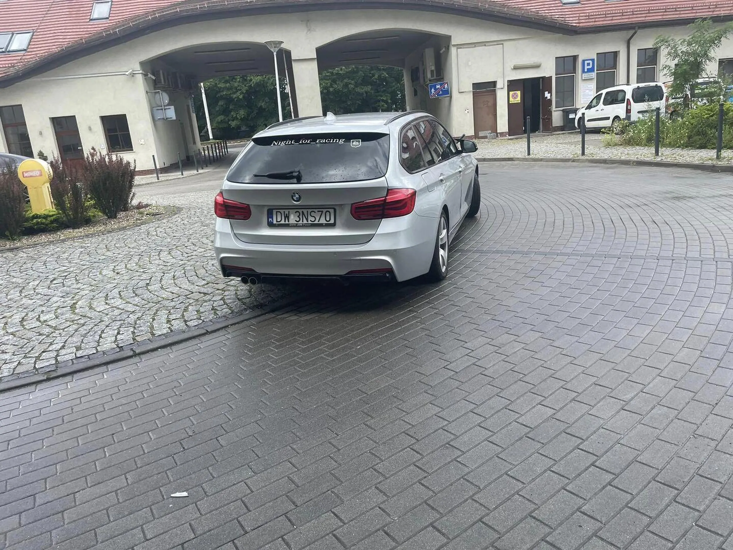 Parkowanie w niedozwolonym miejscu zajmując miejsce na ulicy.