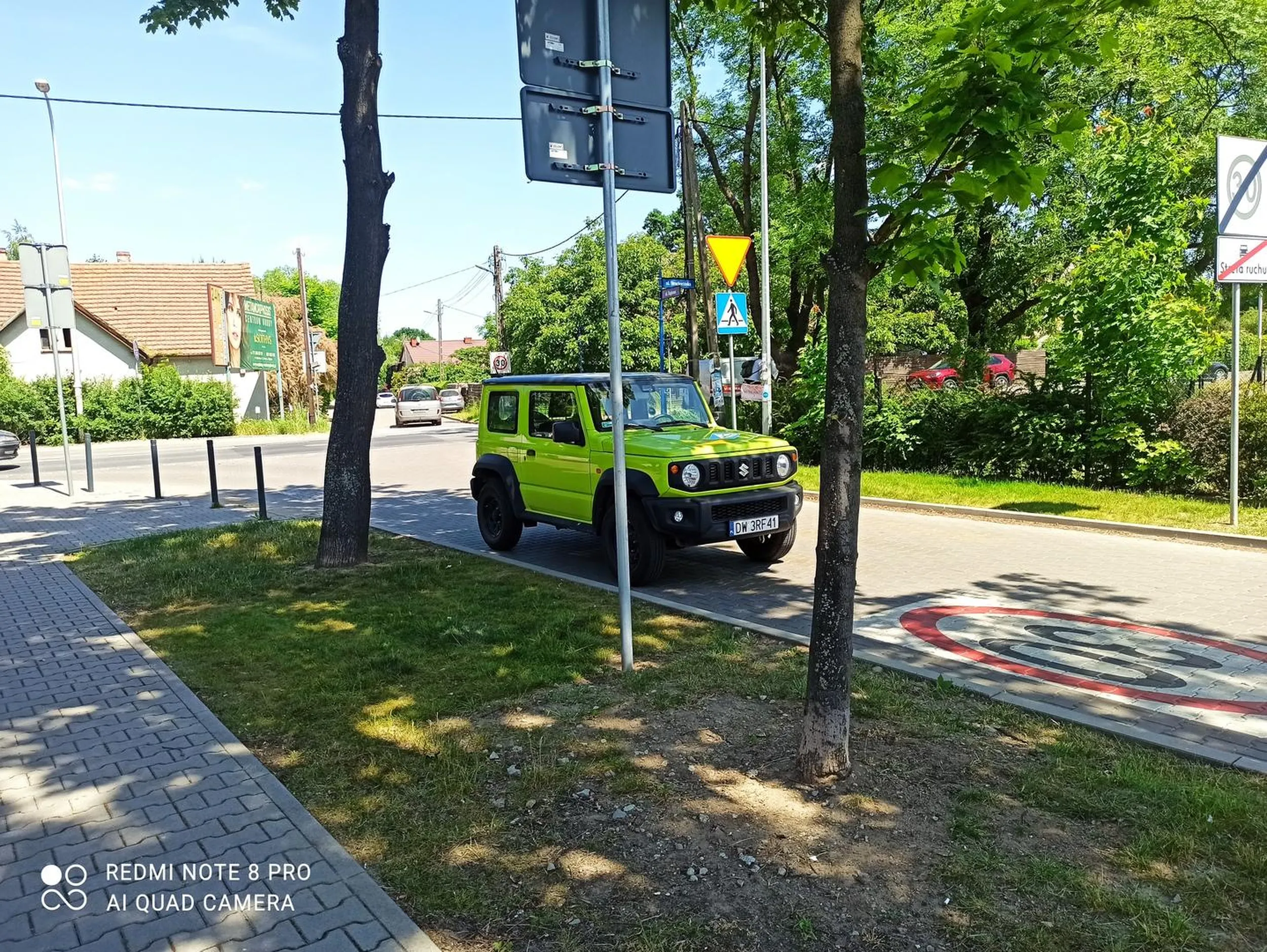 Samochód zaparkowany na ulicy - tuż przy wejściu do sklepu