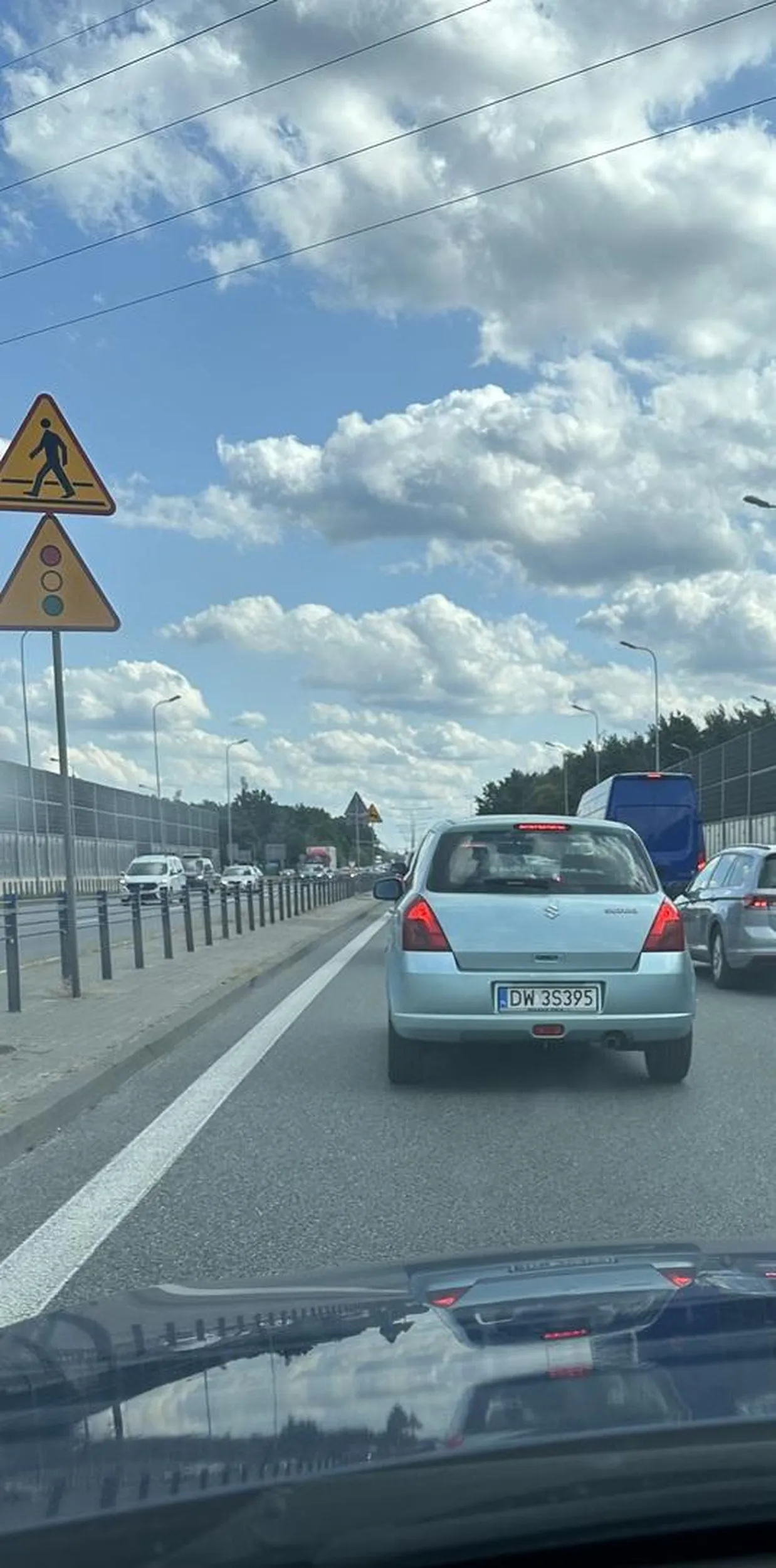 Blondi, uwaza ze jest sama na drodze , zajechala przed maske