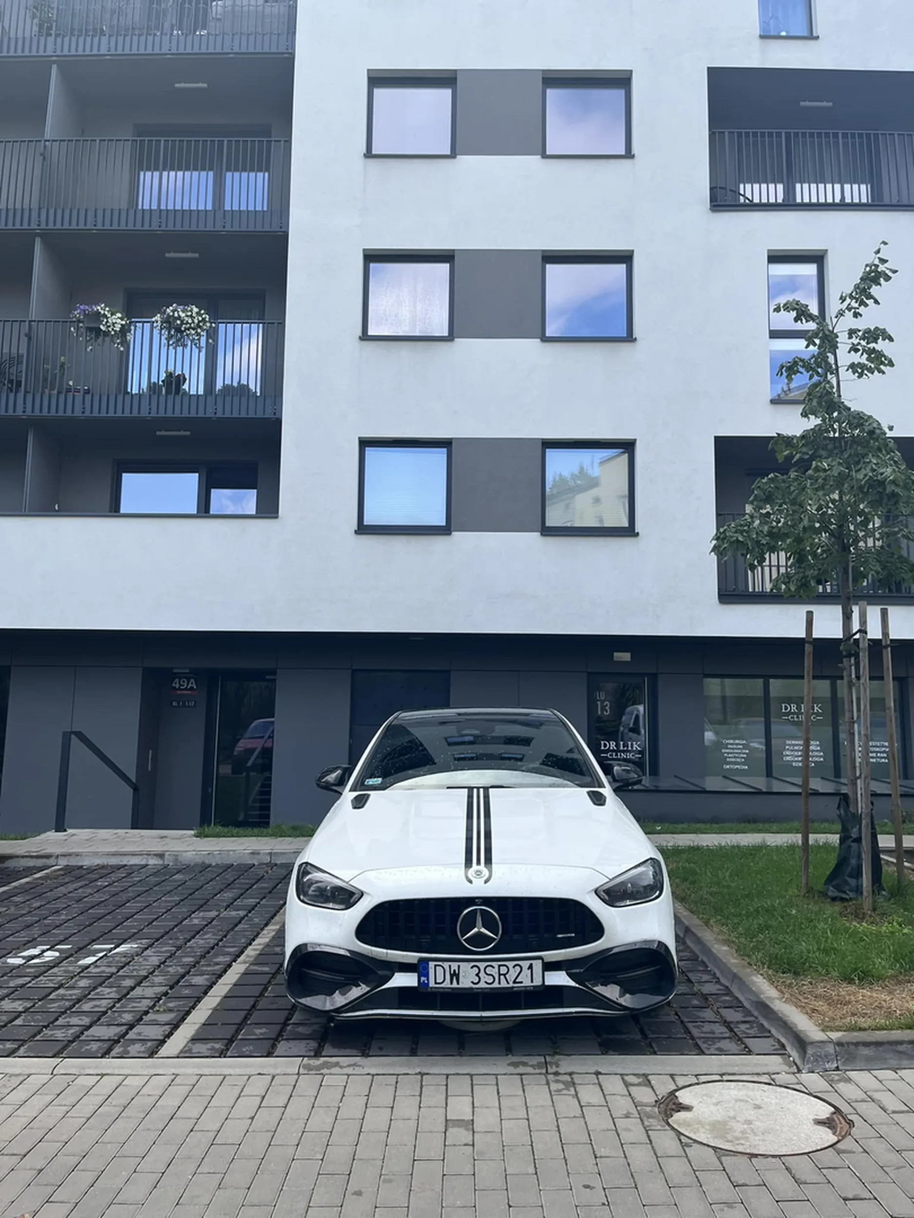 Nie polecam chama który staję na nie swoim miejscu parkingowym i okupuje je przez cały weekend