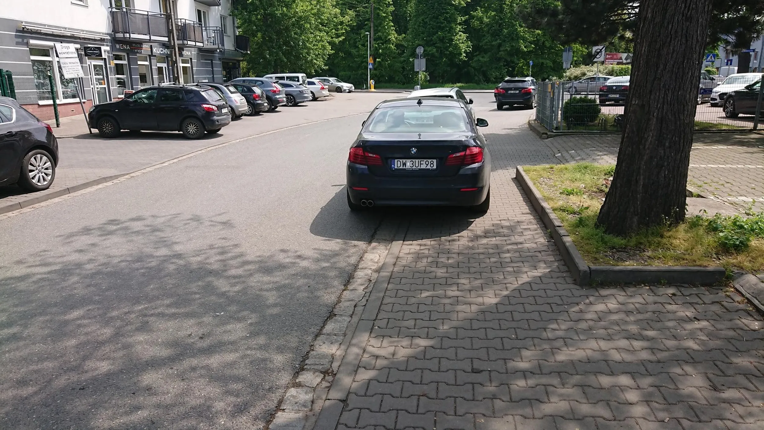 Parkuje na zakazie a do tego gbur - nie zna podstawowych form grzecznościowych.