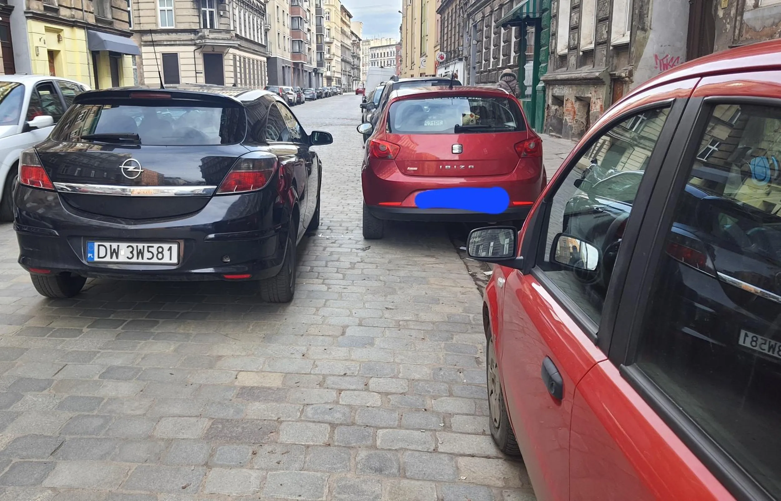 Zajebiste parkowanie i tamowanie jednego pasa ;) Nie wiem jak można auto na środku drogi zostawić.