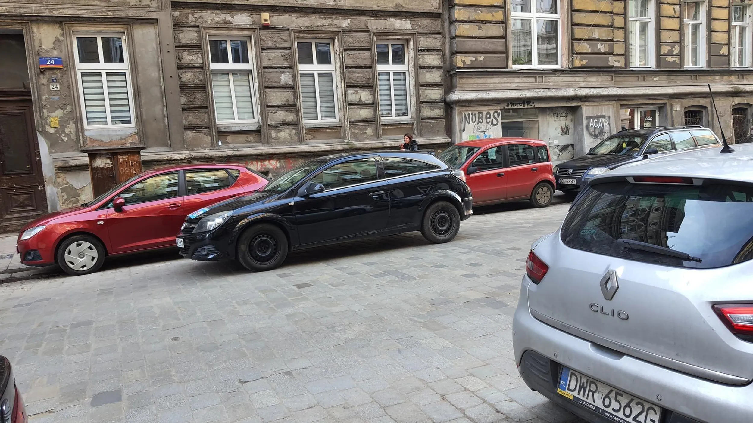 Zajebiste parkowanie i tamowanie jednego pasa ;) Nie wiem jak można auto na środku drogi zostawić.