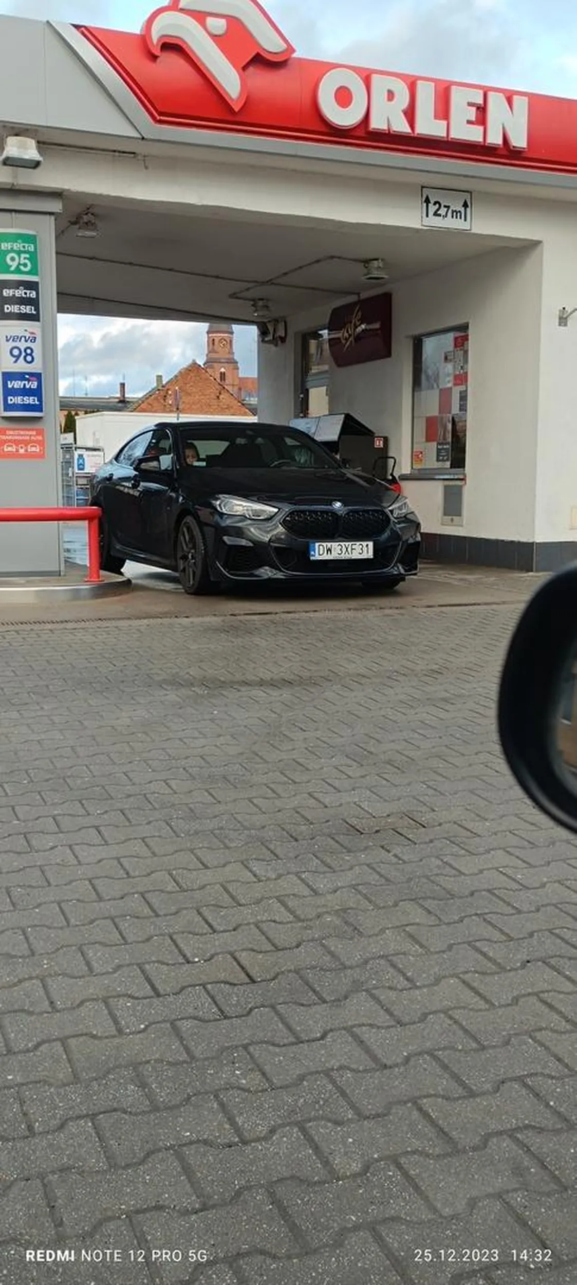 Jak się nie wie z której strony jest wjazd na Orlen? Trzeba przyznać że dawn za kierownicą !