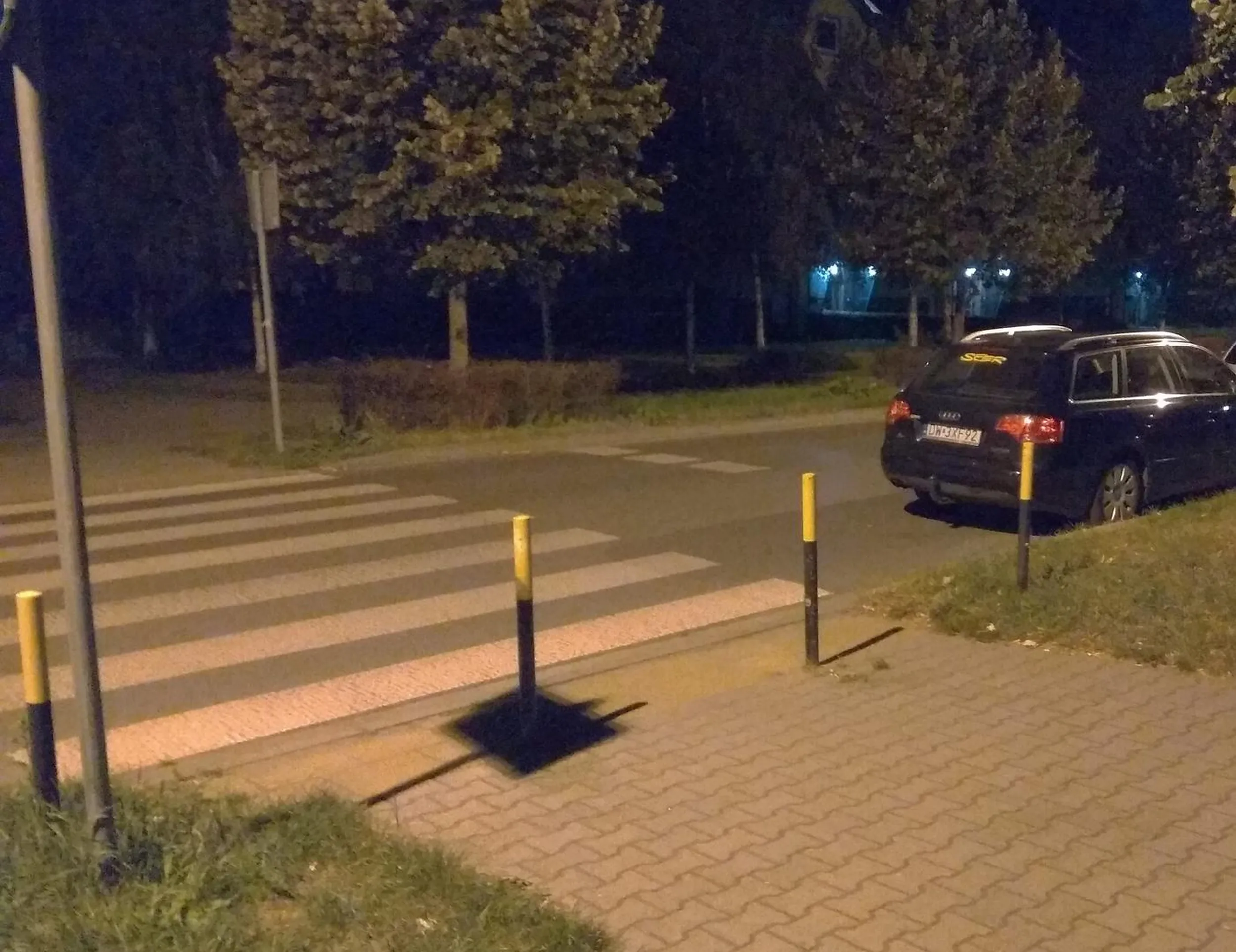 parkowanie przy chodniku, droga publiczna, Strońska, Wrocław