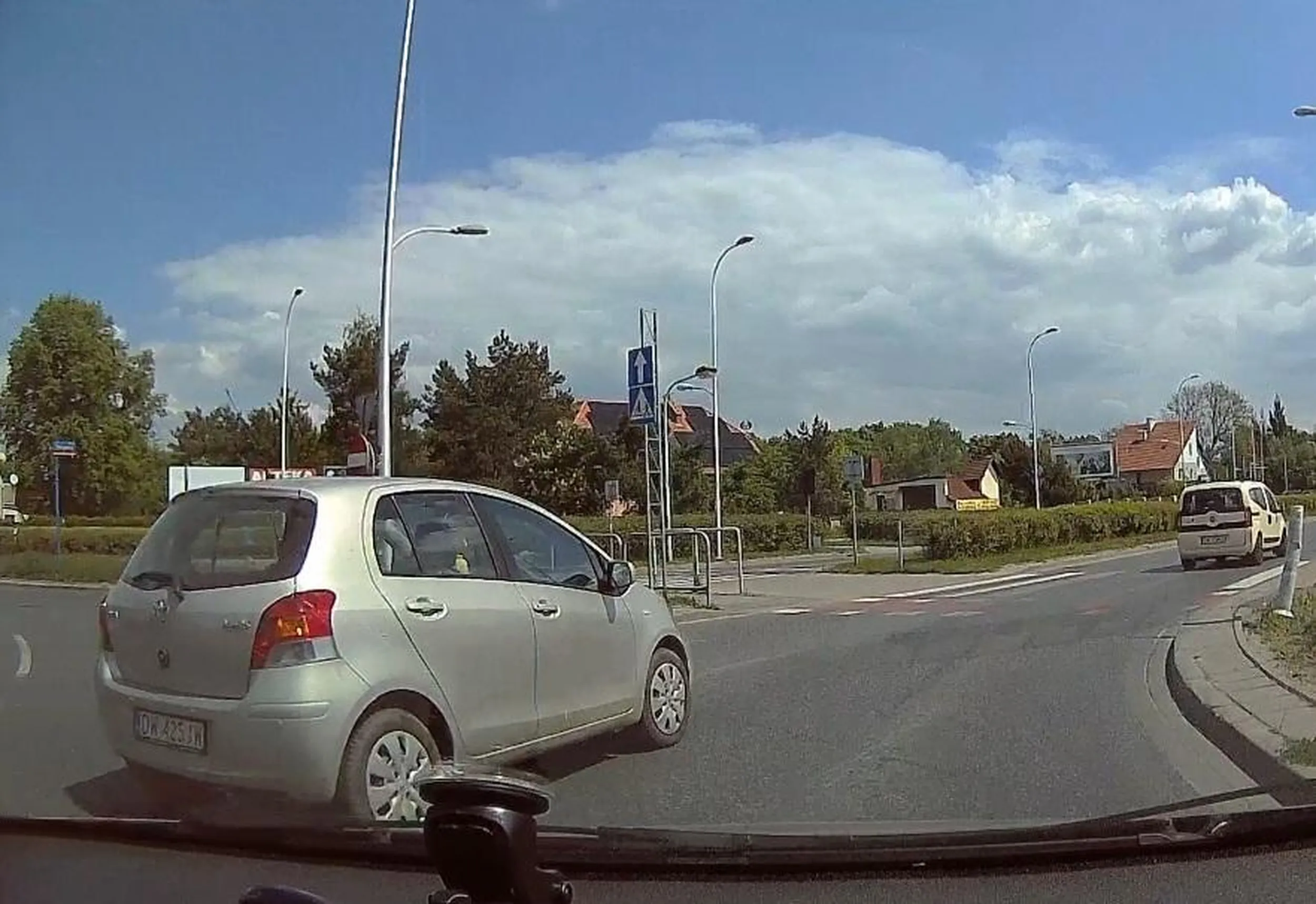 Dwa pasy na rondzie - ciężka sprawa dla tej osoby.