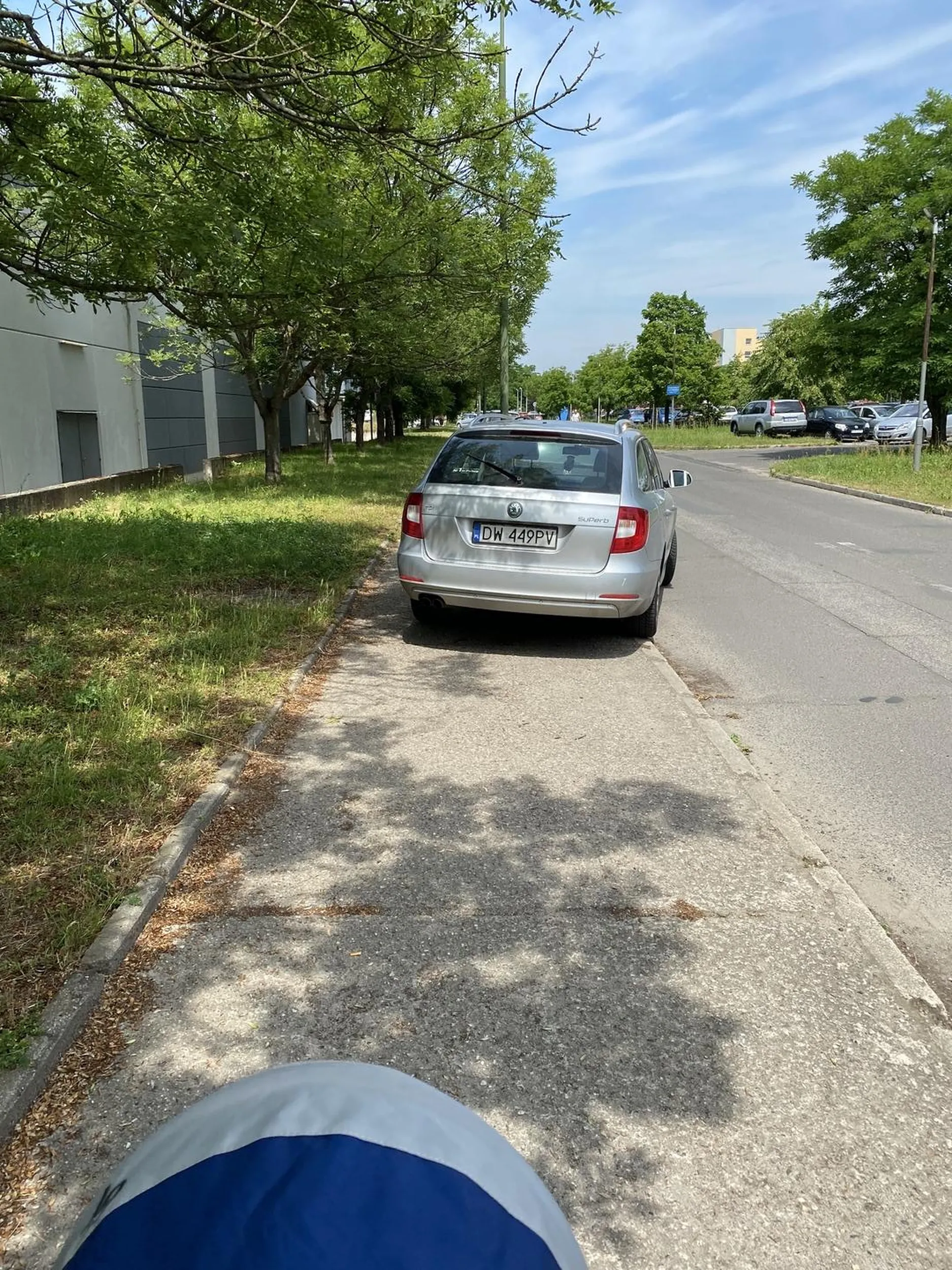 Genialne parkowanie na chodniku!