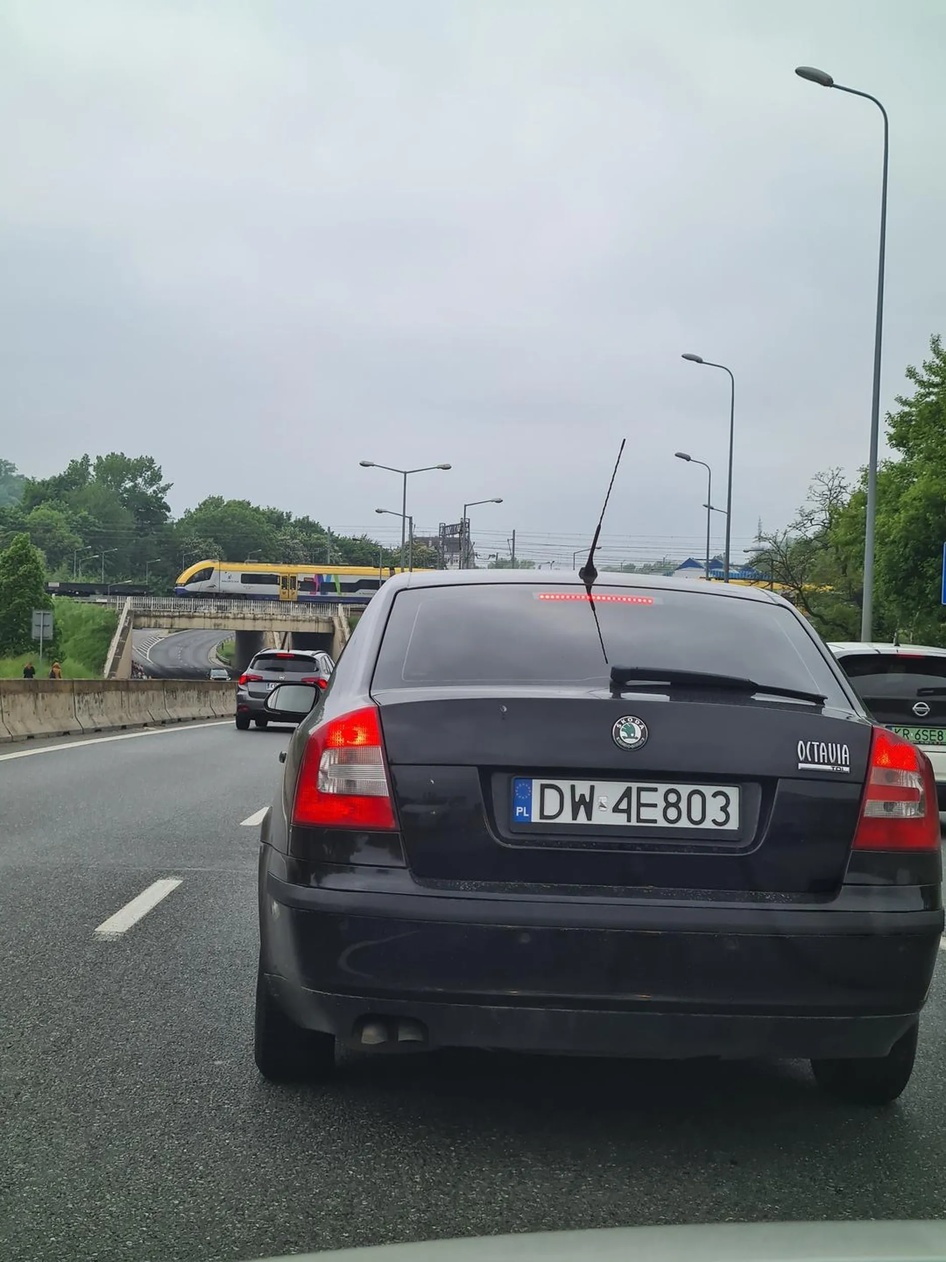 Kierowca wymusza pierwszeństwo i wpycha się na chama