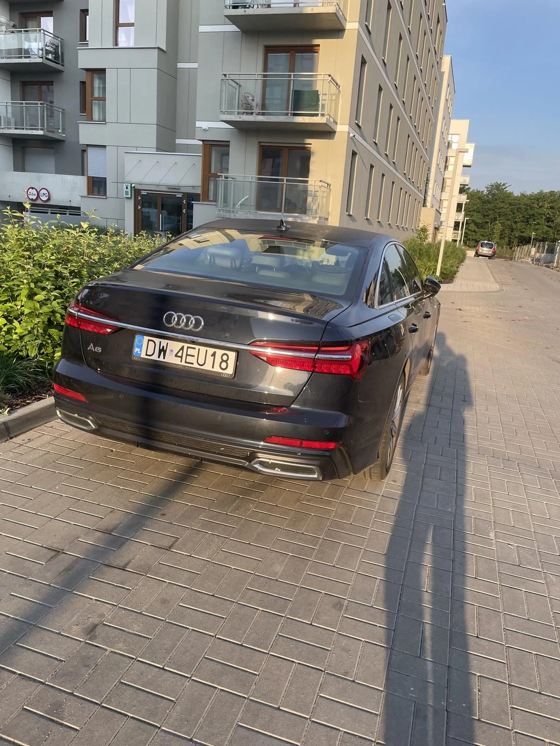 Kolejny kutas co sobie miejsce parkingowe znalazl prywatne, chyba ze stoisz w kolejce do smietnika to sorry.