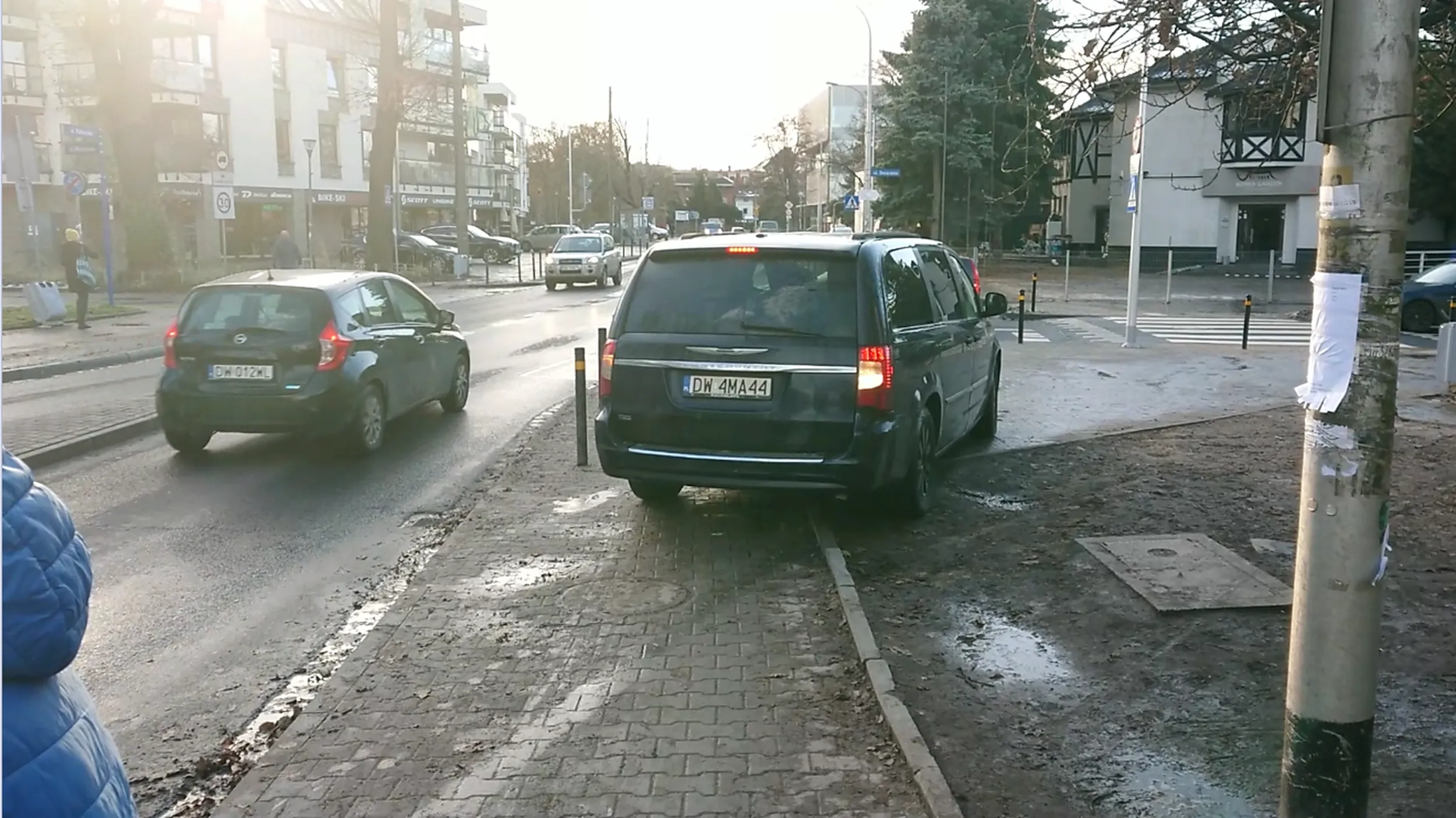 Najpierw wjechał po chodniku, potem po nim cofa (po resztkach trawnika przy okazji też). Dlaczego? Ano bo kierowca jest niepełnosprawny. Tak jakby niepełnosprawność uprawniała do łamania przepisów... Najlepsze jest to, że Pan kierowca NIE wysiadł z samochodu na sekundę - podjechał, poczekał, aż mu przyniosą bułki, a potem odjechał. Więc jego niepełnosprawność fizyczna nie miała tu ŻADNEGO ZNACZENIA! Była to tylko żałosna wymówka na drastyczne łamanie przepisów. A jeszcze lepsze jest to, że kierowca to znany wrocławski aktywista, TJS. Na pokaz - wielki wojownik o prawa niepełnosprawnych, artysta, działacz; na żywo - typowy polski kierowca, za nic mający pieszych, myślący tylko o tym, żeby było mu blisko. Hipokryzja level hard.