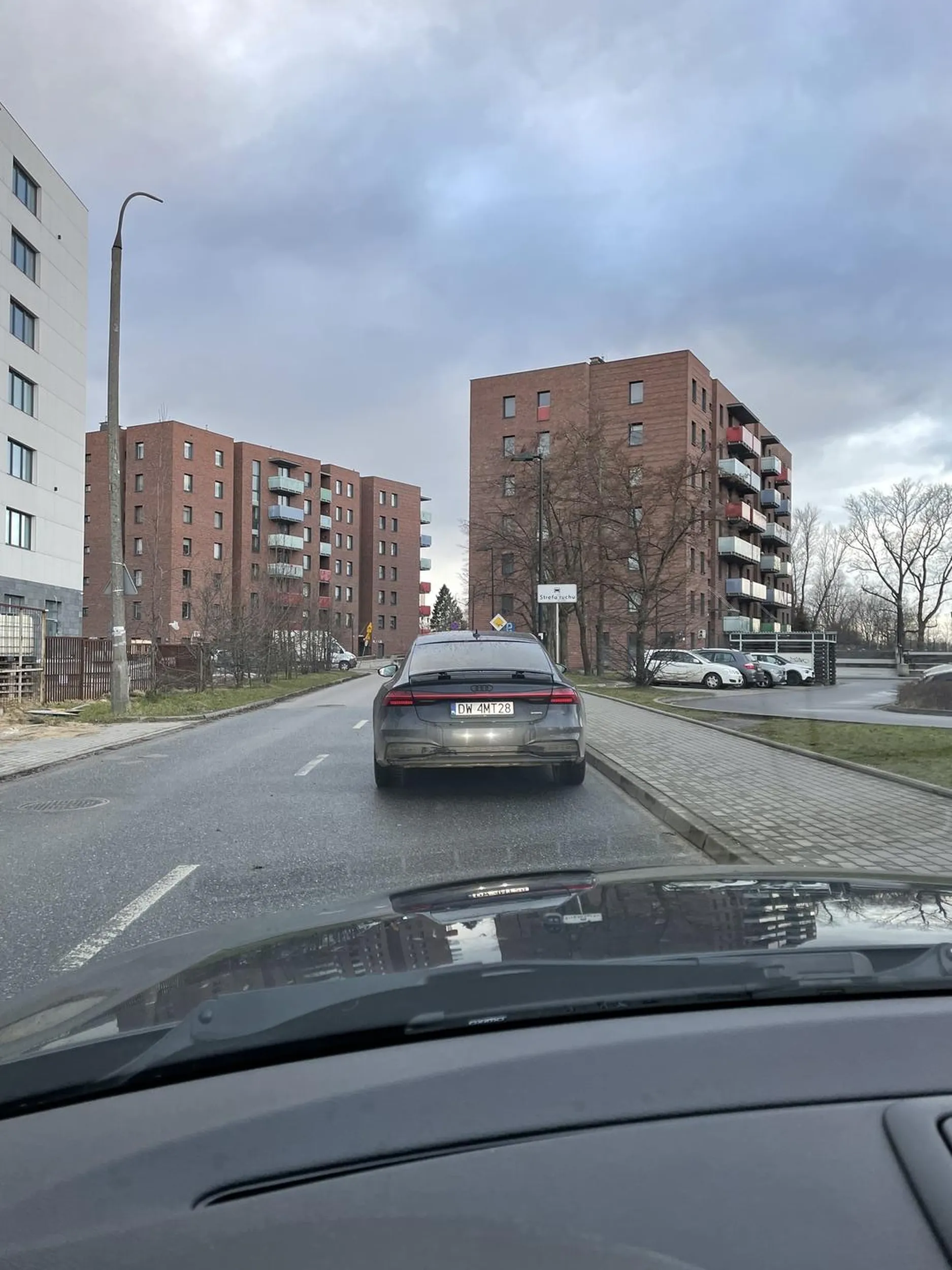 Stoi na środku drogi z wyłączonym silnikiem, brak świateł awaryjnych…