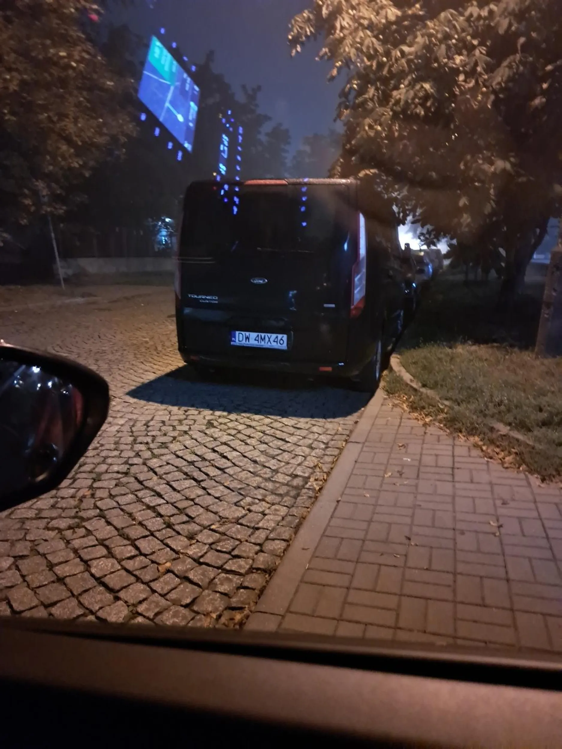 Typ parkuje zasłaniając caly widok ulicy.