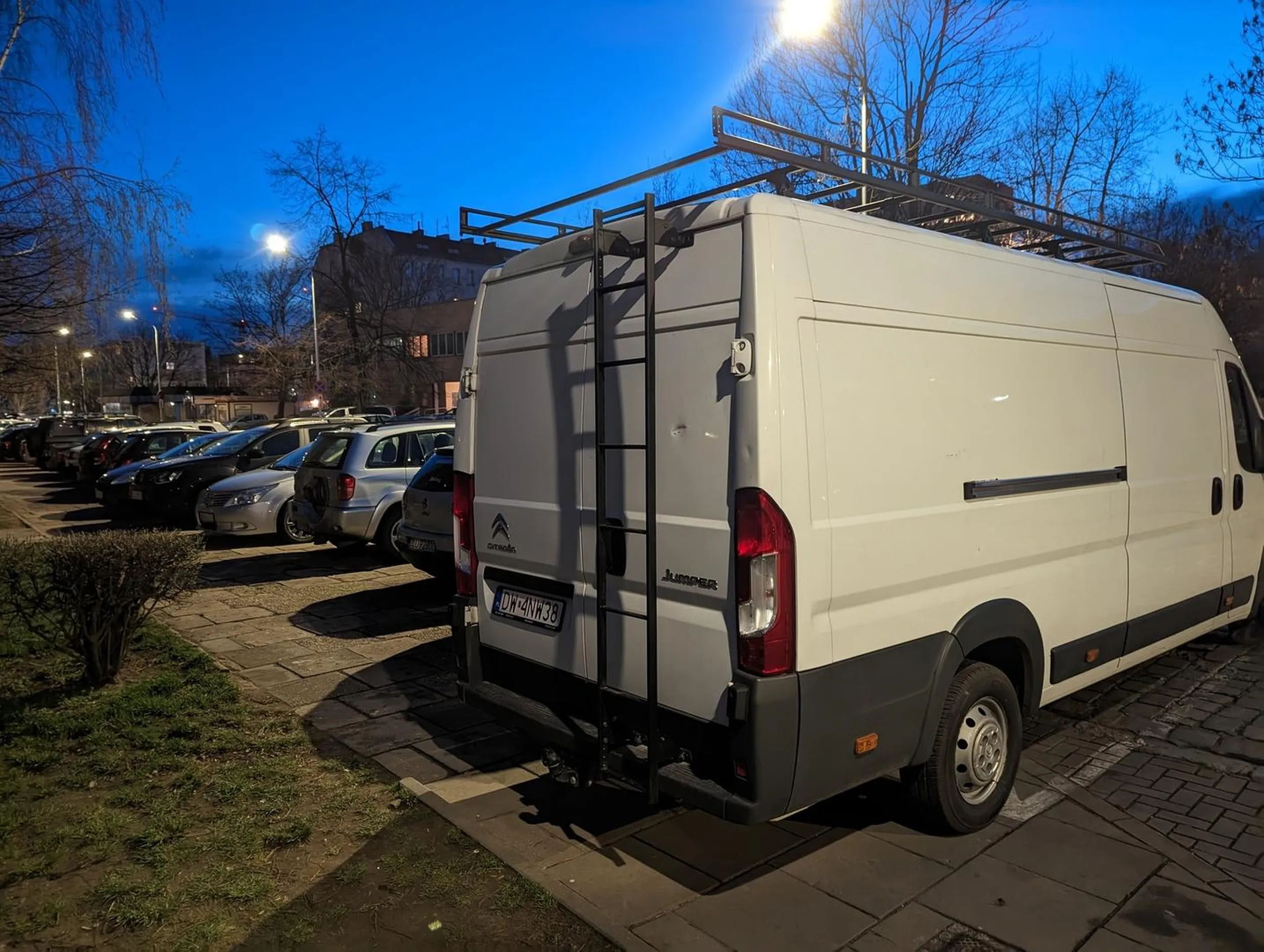 Dobrze, że chociaż trzydzieści centymetrów dla pieszych zostawił.