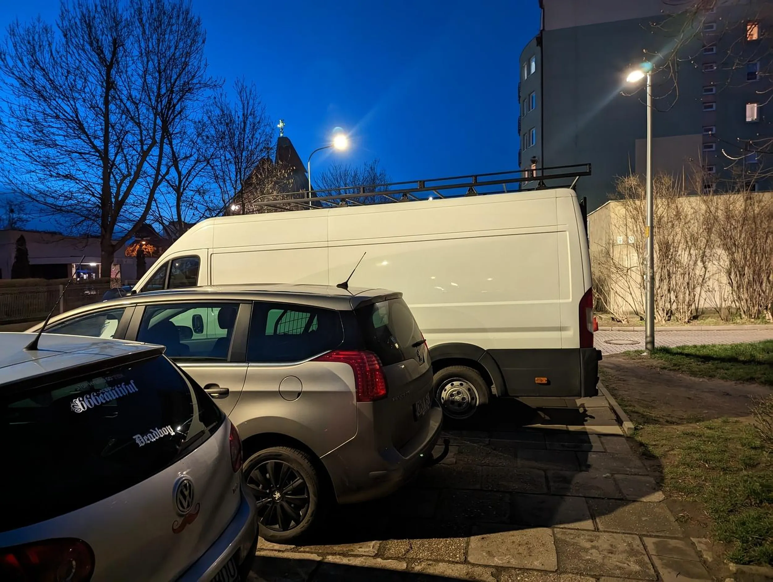 Dobrze, że chociaż trzydzieści centymetrów dla pieszych zostawił.