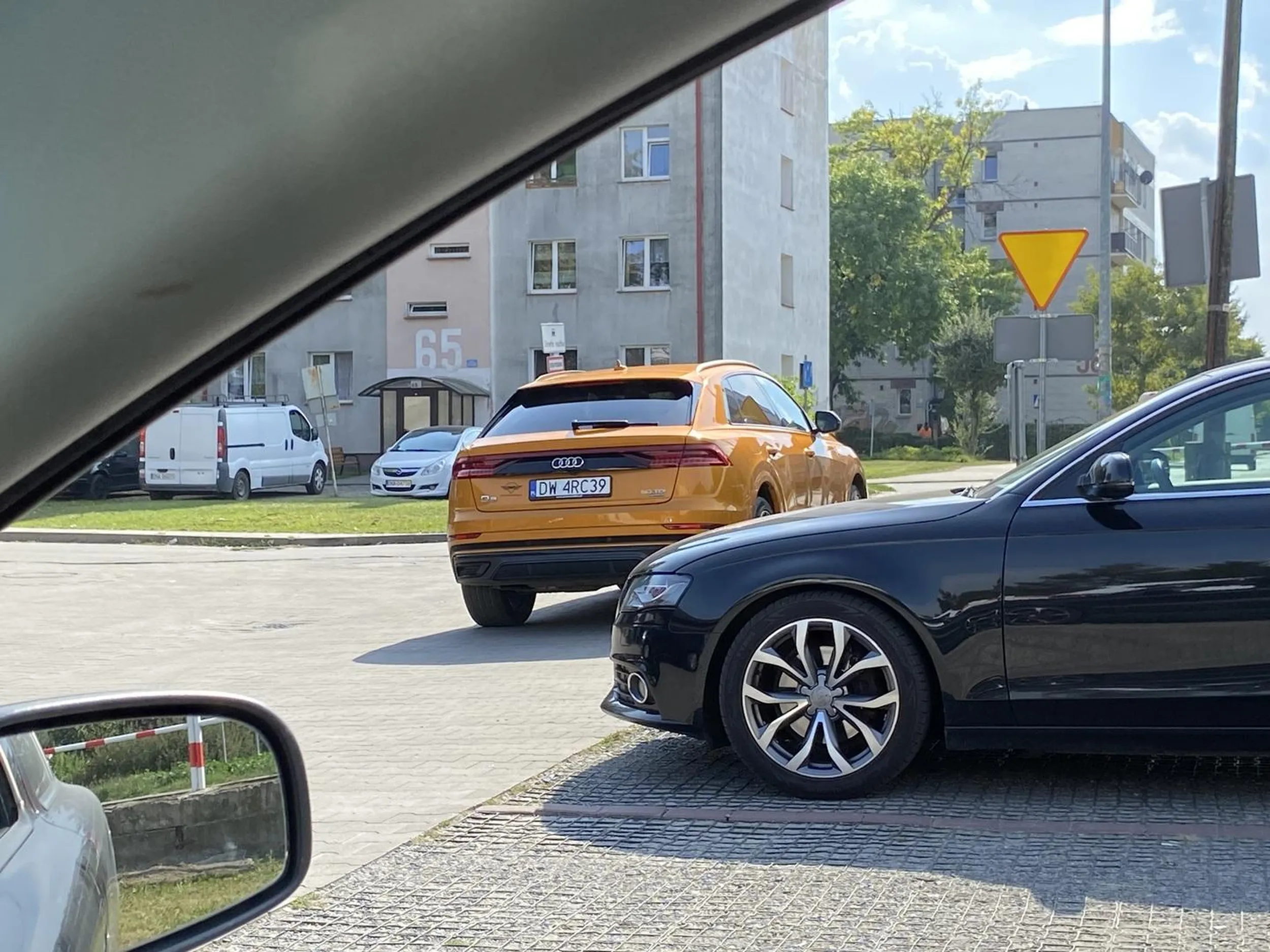 „Na chwile do sklepu żona poszła.” Kupa miejsc wolnych na parkingu a ten na samym wyjeździe