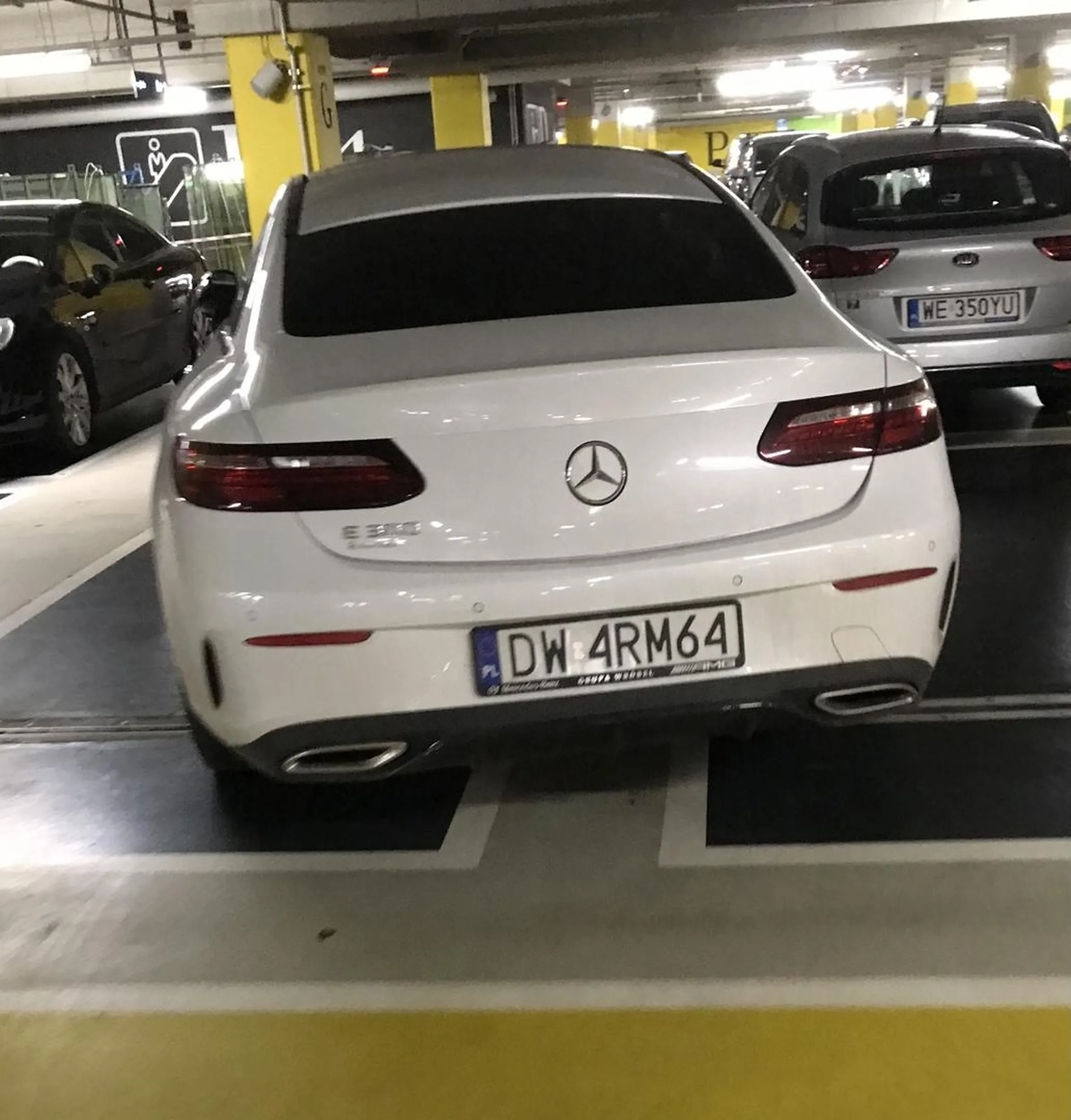 Chyba lepiej przerzucić się na małe autko skoro parkowanie prostopadłe na dużym parkingu sprawia takie problemy.