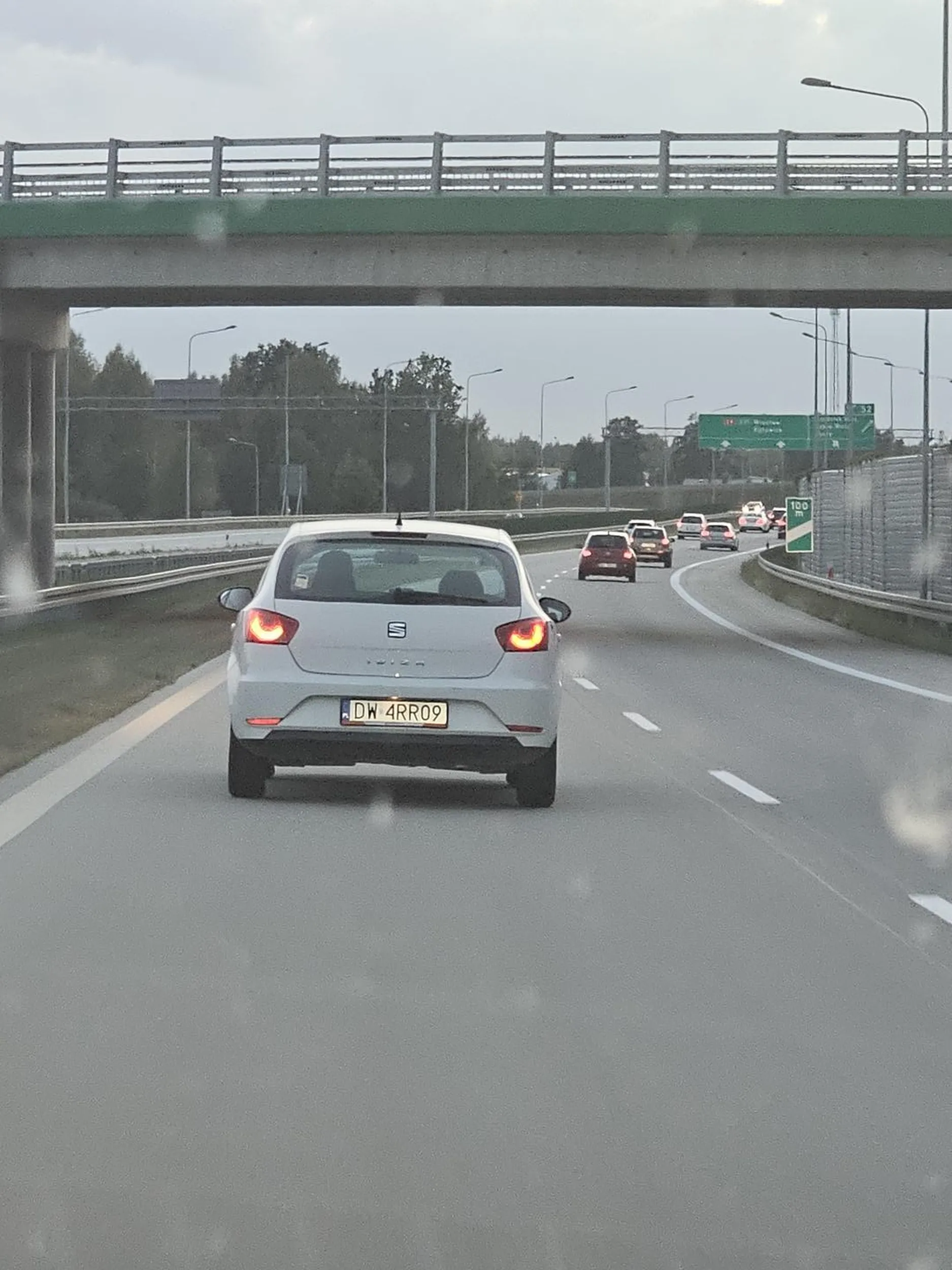 "Artysta" blokujący lewy pas...