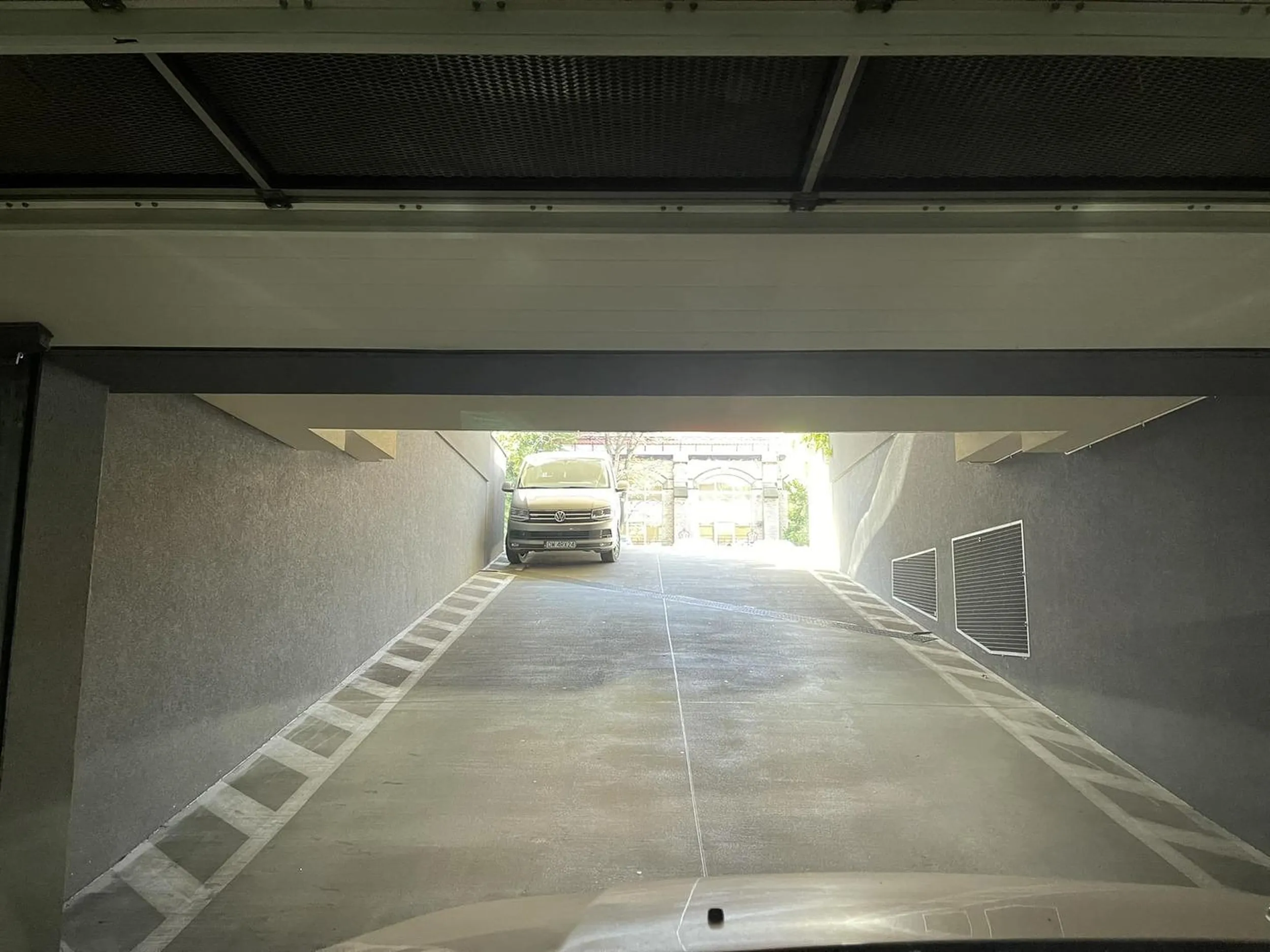 Uciekł z deszczu pod rynnę