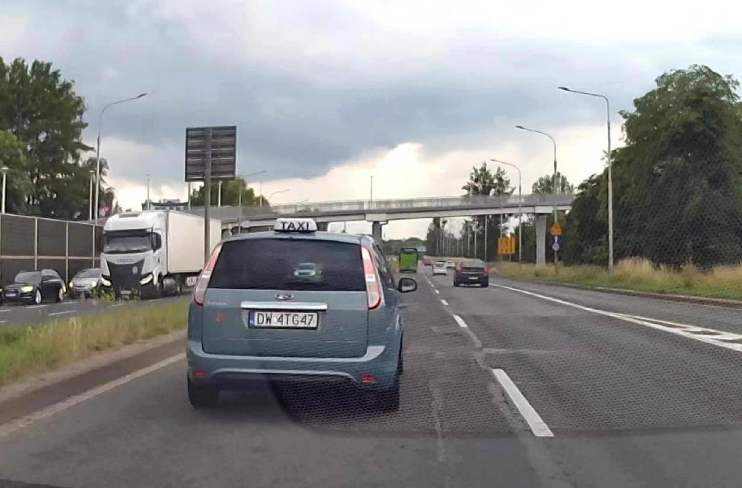 Regularnie blokuje skrajny lewy pas snując się tą samą lub mniejszą prędkością niż samochody na prawym/środkowym. Taksiara złotówa nie reaguje na nic. Jak widać w kamerze wstecznej blokuje cały sznur samochodów. Złośliwy szeryf lewego pasa utrudniający ruch i naruszający zasadę ruchu prawostronnego.