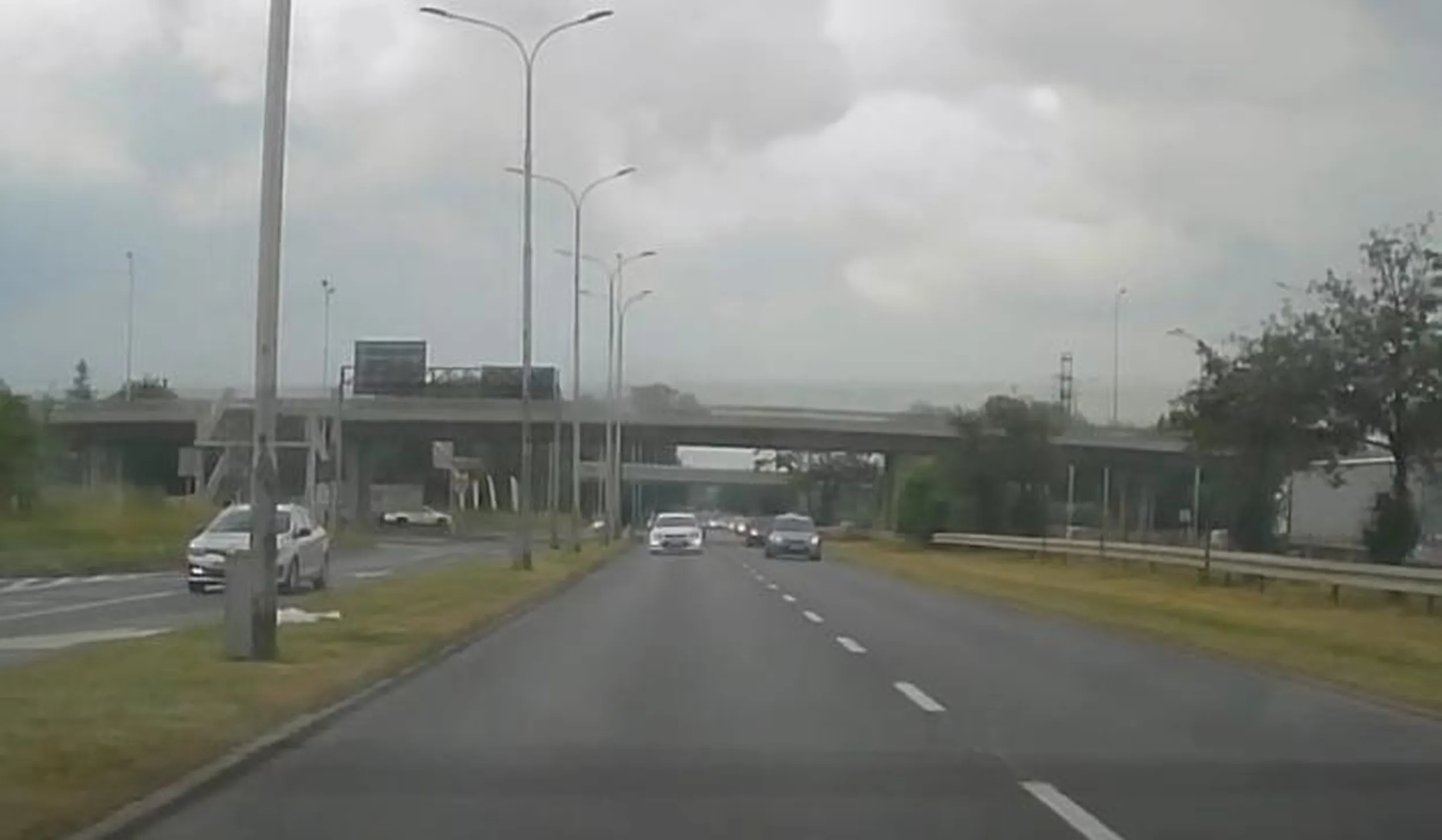 Regularnie blokuje skrajny lewy pas snując się tą samą lub mniejszą prędkością niż samochody na prawym/środkowym. Taksiara złotówa nie reaguje na nic. Jak widać w kamerze wstecznej blokuje cały sznur samochodów. Złośliwy szeryf lewego pasa utrudniający ruch i naruszający zasadę ruchu prawostronnego.