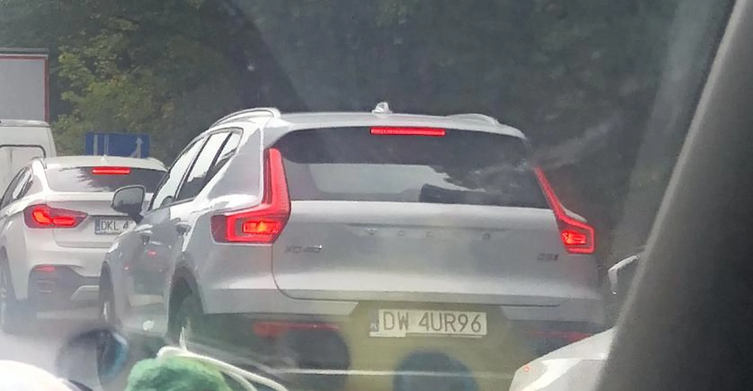 Stary dziad pisze SMS i później rozmawia przez telefon podczas jady i hamuje bez podstawy. Pogoda deszczowa. DK8, Ząbkowice Śląskie-Bardo