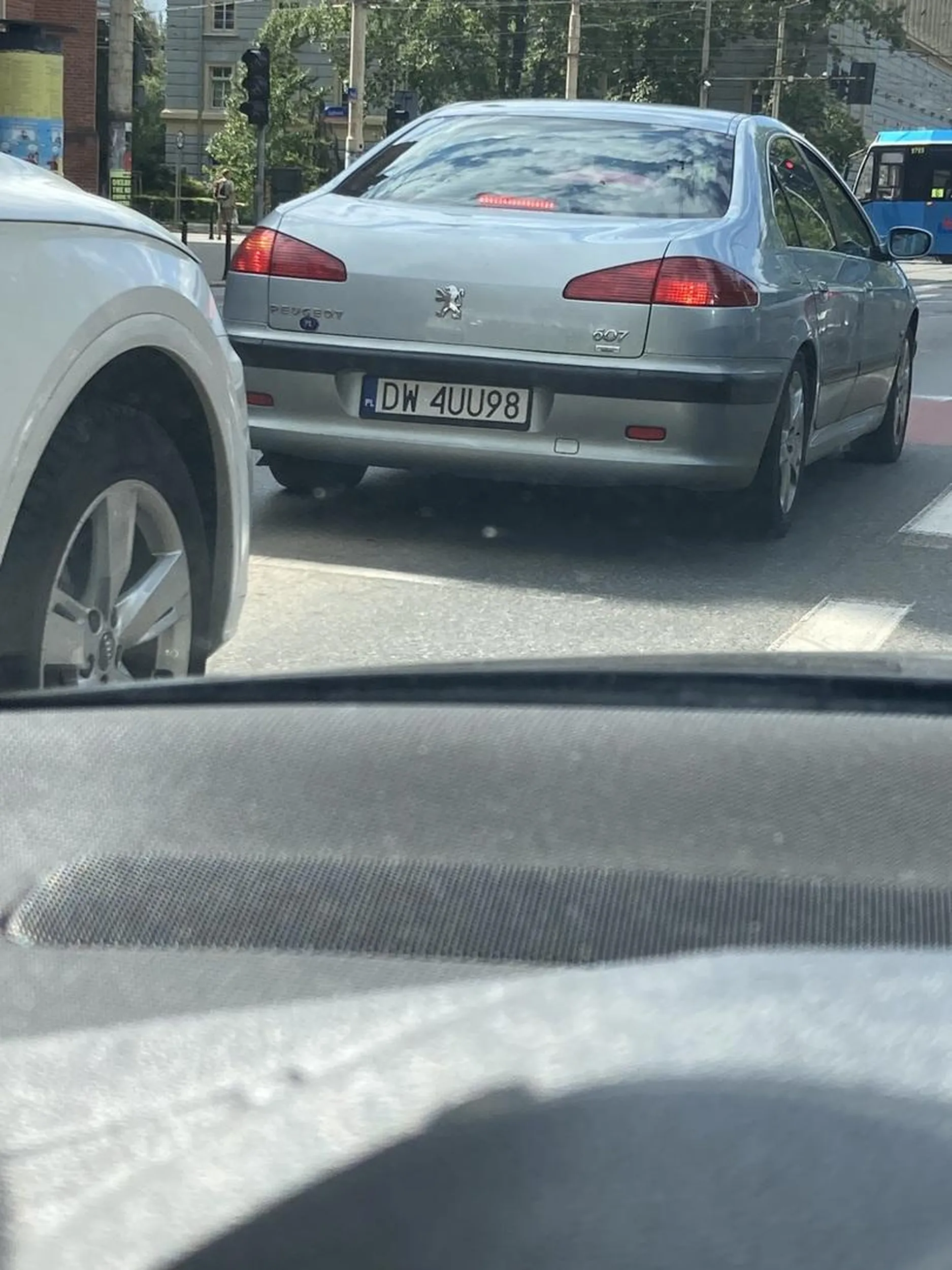 Nie polecam kierowcy peugeota, jeździ 35 w obszarze zabudowanym, gdzie ograniczenie jest do 50