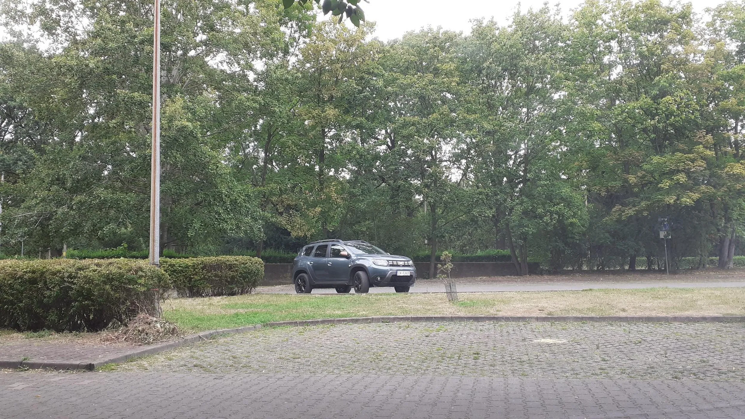 Właściciel tego auta to homoseksualista nagabujący w parku za parkingiem na ul. Adama Mickiewicza 19 we Wrocławiu