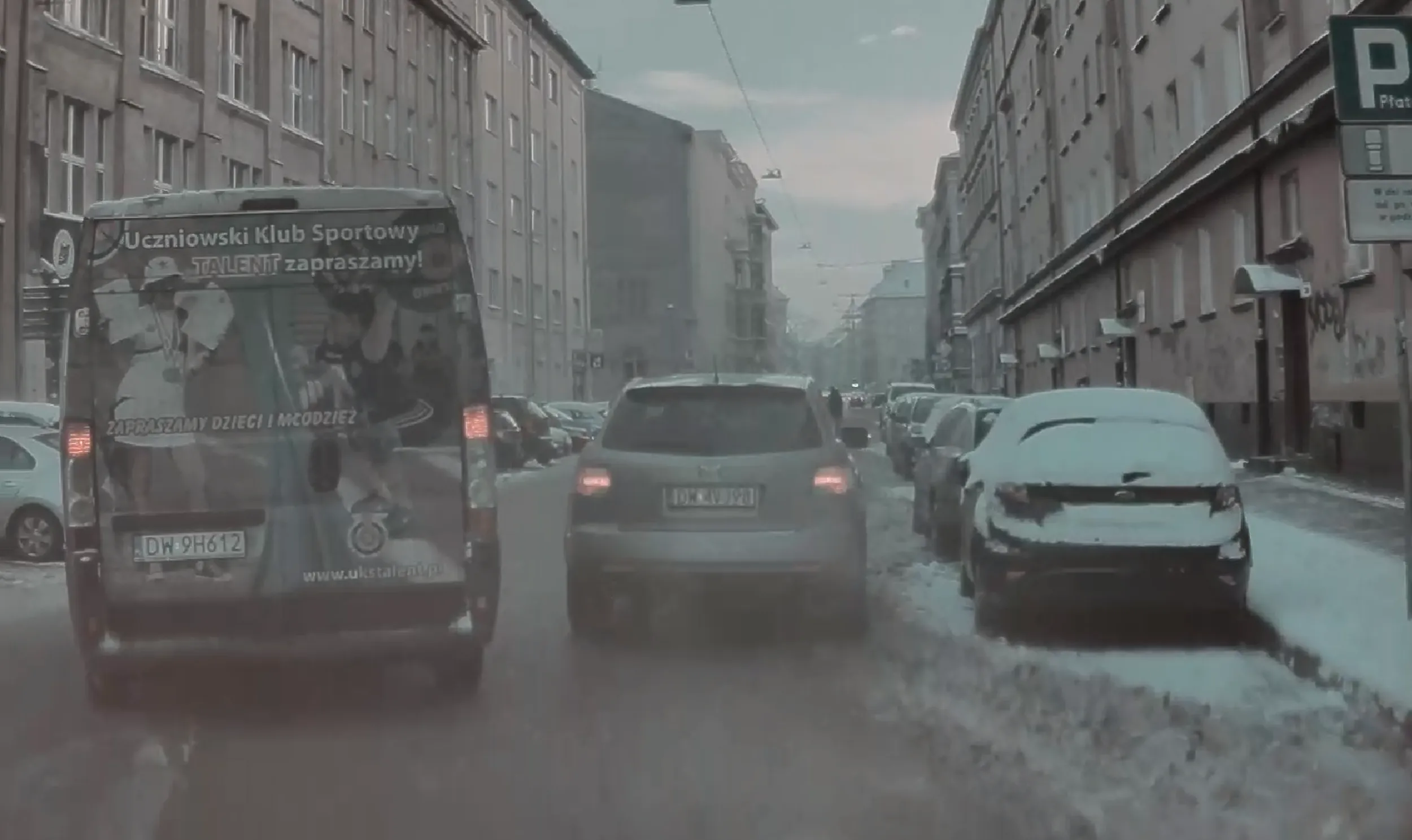 Staje na środku drogi niemal przy samym skrzyżowaniu z wysepką na przejście i blokuje ruch.