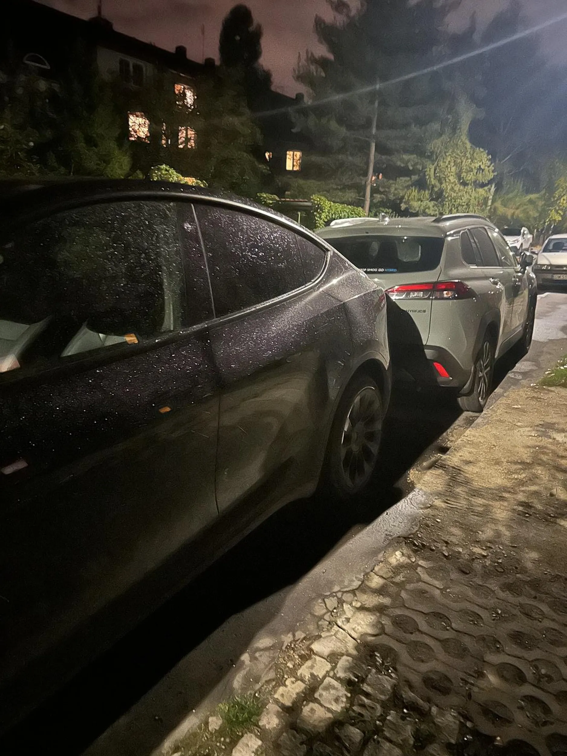 Zastawił wyjazd z prywatnego parkingu, wyjeżdżając przerysował tył stojącej za nim Toyoty i odjechał z miejsca zdarzenia.