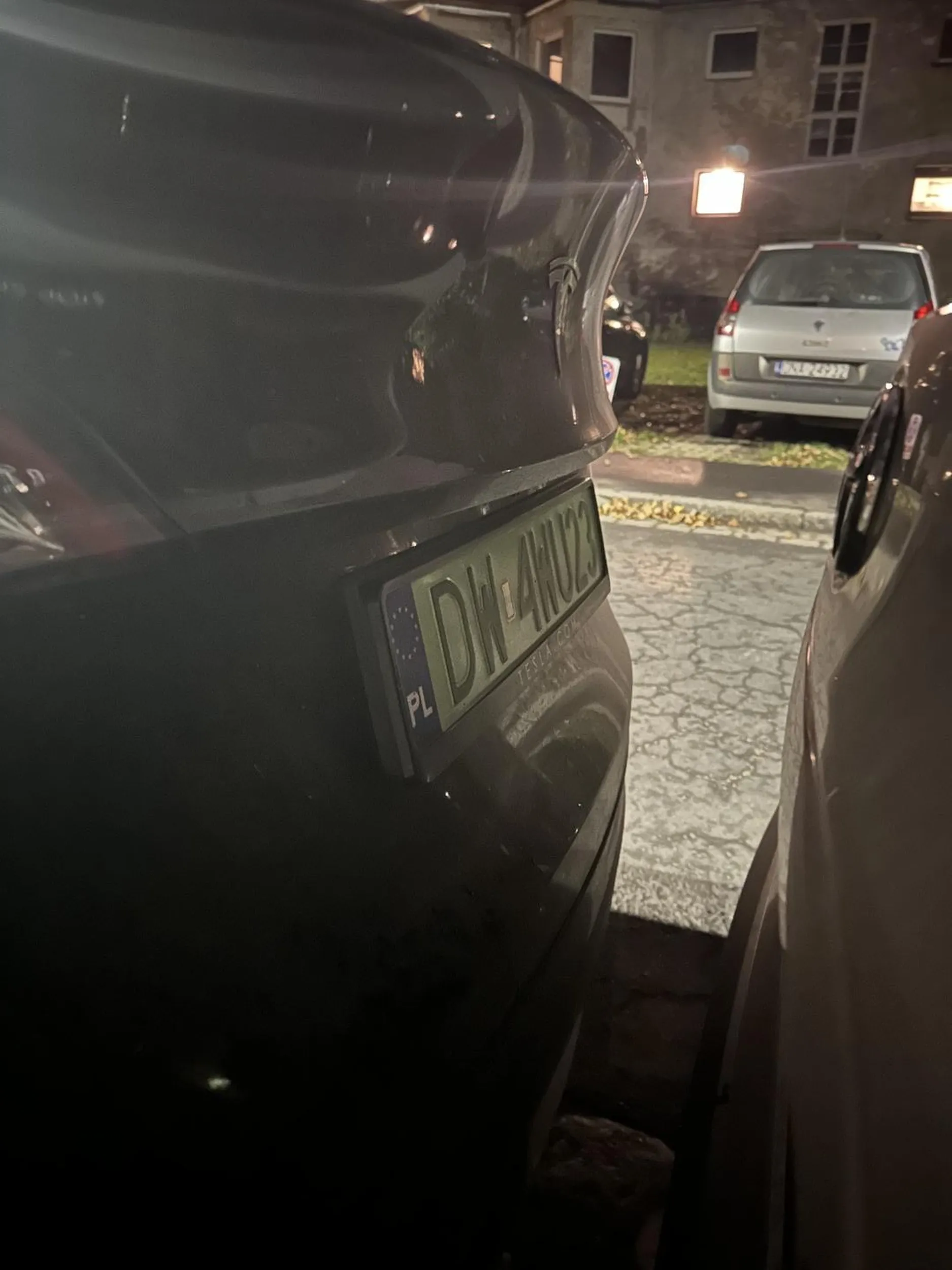 Zastawił wyjazd z prywatnego parkingu, wyjeżdżając przerysował tył stojącej za nim Toyoty i odjechał z miejsca zdarzenia.