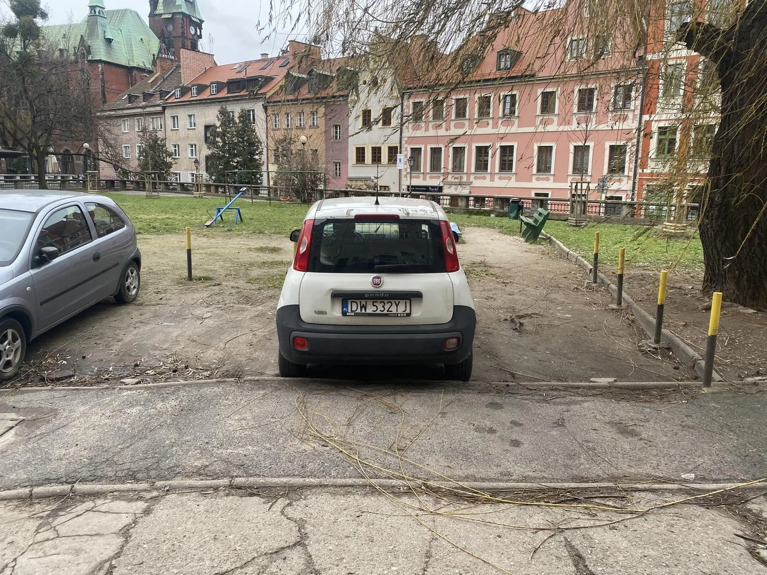 Mistrz parkowania. Malutkim autkiem zajął miejsca dla 3 samochodów. Oby więcej takich inteligentnych kierowców na naszych drogach!