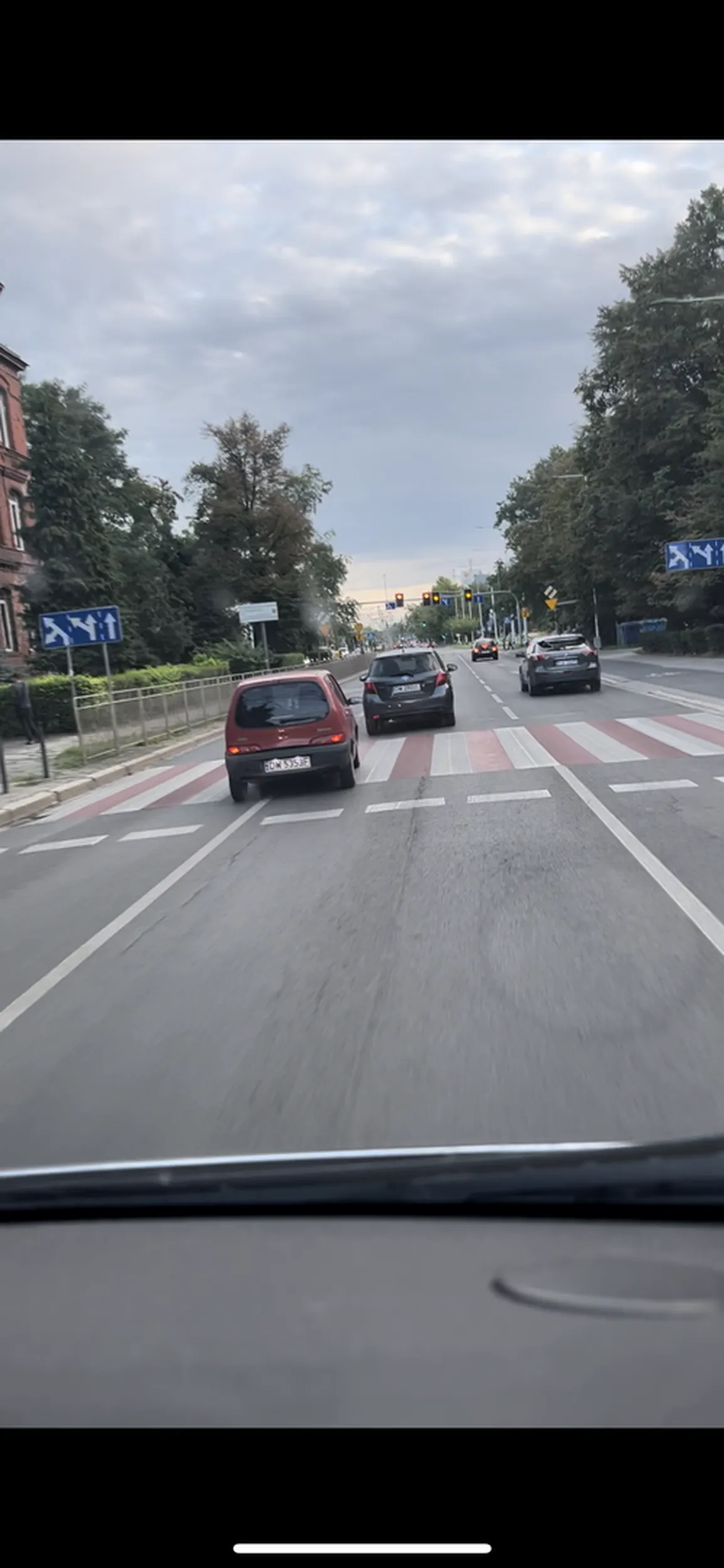 Palant kierujący tym pojazdem, niestety nie zna podstaw prawa drogowego. Ani razu nie używał kierunkowskazu, za nic ma bezpieczeństwo innych