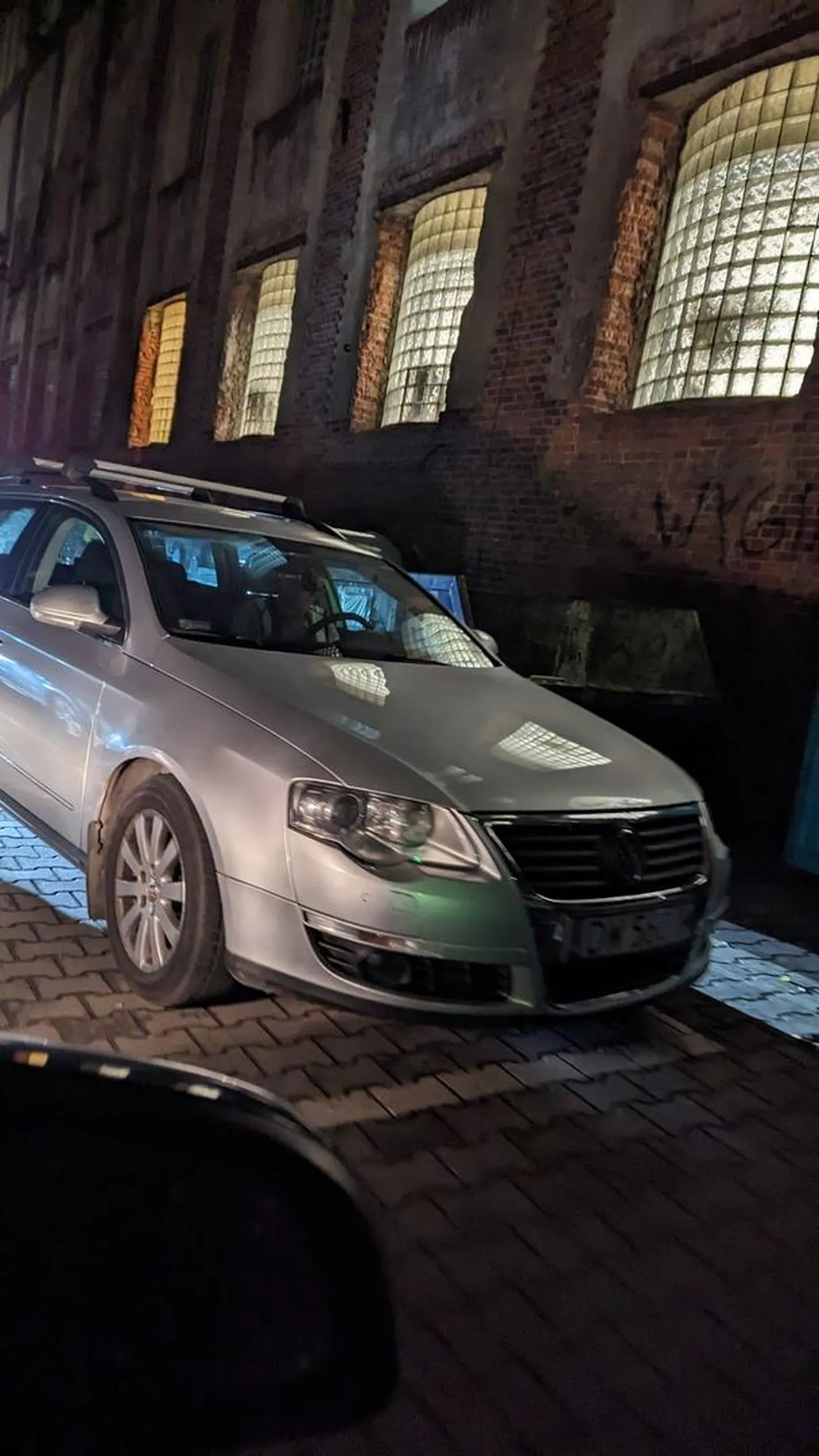 Burak nie dość że stanął na zakazie, zablokował wyjazd z osiedla, to jak y nigdy nic nosił sobie rzeczy do auta tam i spowrotem ignorując czekające i trąbiące auta. Oczywiście kawałek dalej na parkingu było miejsce. Ale zjeb musiał postawić auto bezpośrednio pod drzwiami, bo na parking za daleko. Jeszcze bezczelnie przyszedł się rzucać że mamy sobie jechać do okola bo są inne wyjazdy z osiedla.