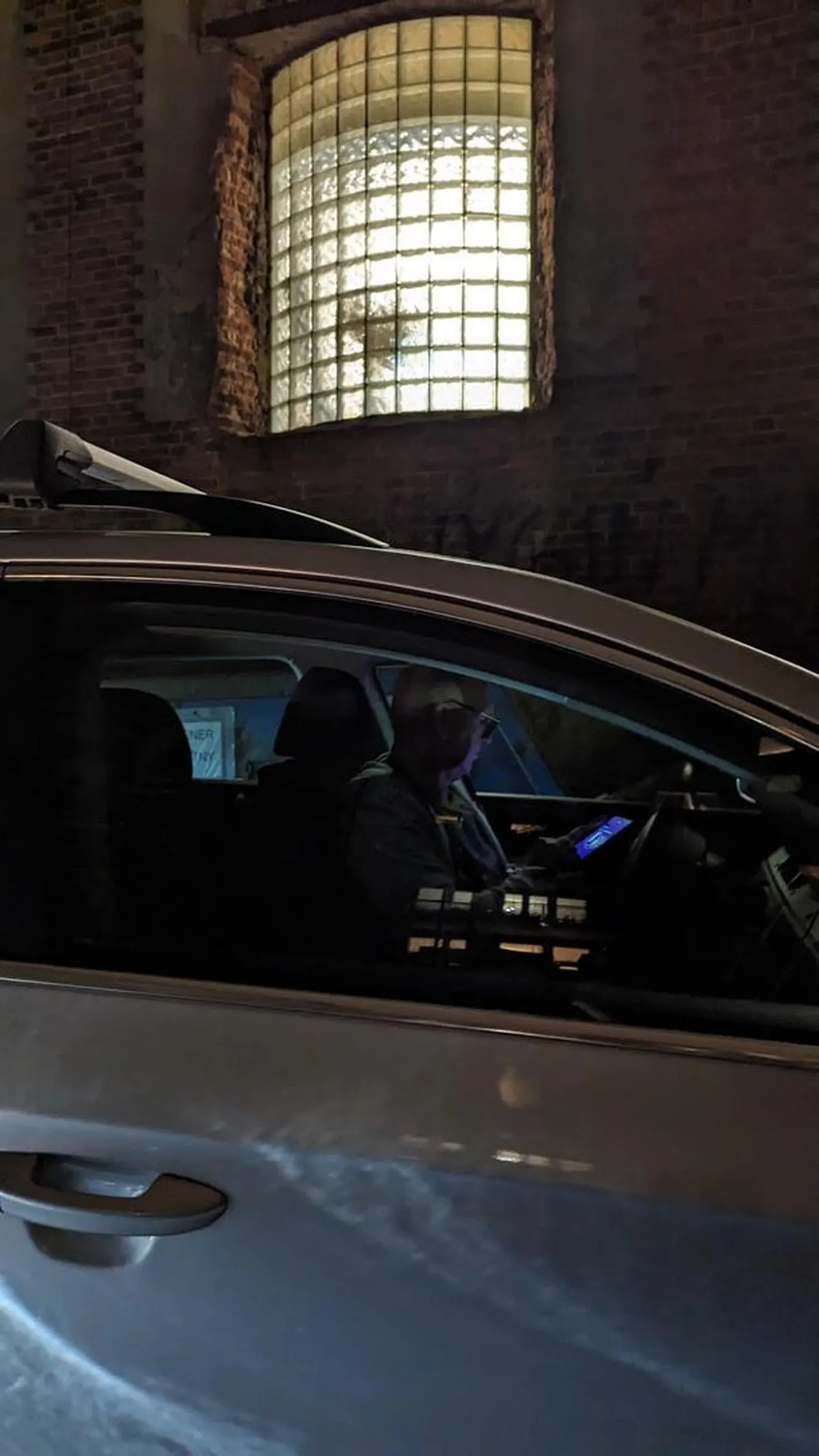 Burak nie dość że stanął na zakazie, zablokował wyjazd z osiedla, to jak y nigdy nic nosił sobie rzeczy do auta tam i spowrotem ignorując czekające i trąbiące auta. Oczywiście kawałek dalej na parkingu było miejsce. Ale zjeb musiał postawić auto bezpośrednio pod drzwiami, bo na parking za daleko. Jeszcze bezczelnie przyszedł się rzucać że mamy sobie jechać do okola bo są inne wyjazdy z osiedla.