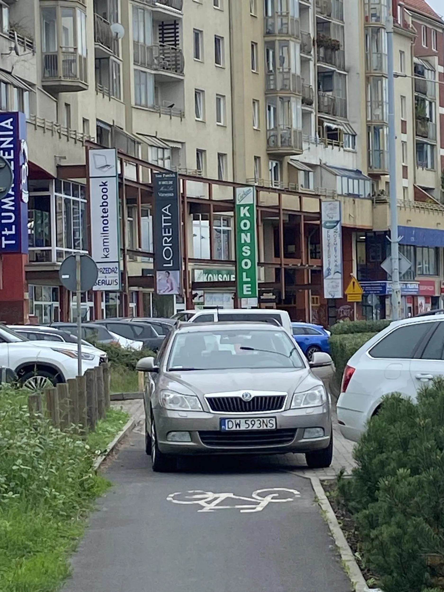 Mistrzyni parkowania Po zwróceniu uwagi, że nie jest to najlepsze miejsce do zaparkowania samochodu i może doprowadzić do nieprzyjemnego wypadku zarówno z jednej jak i z drugiej strony, kobieta odeszła na pięcie bez słowa