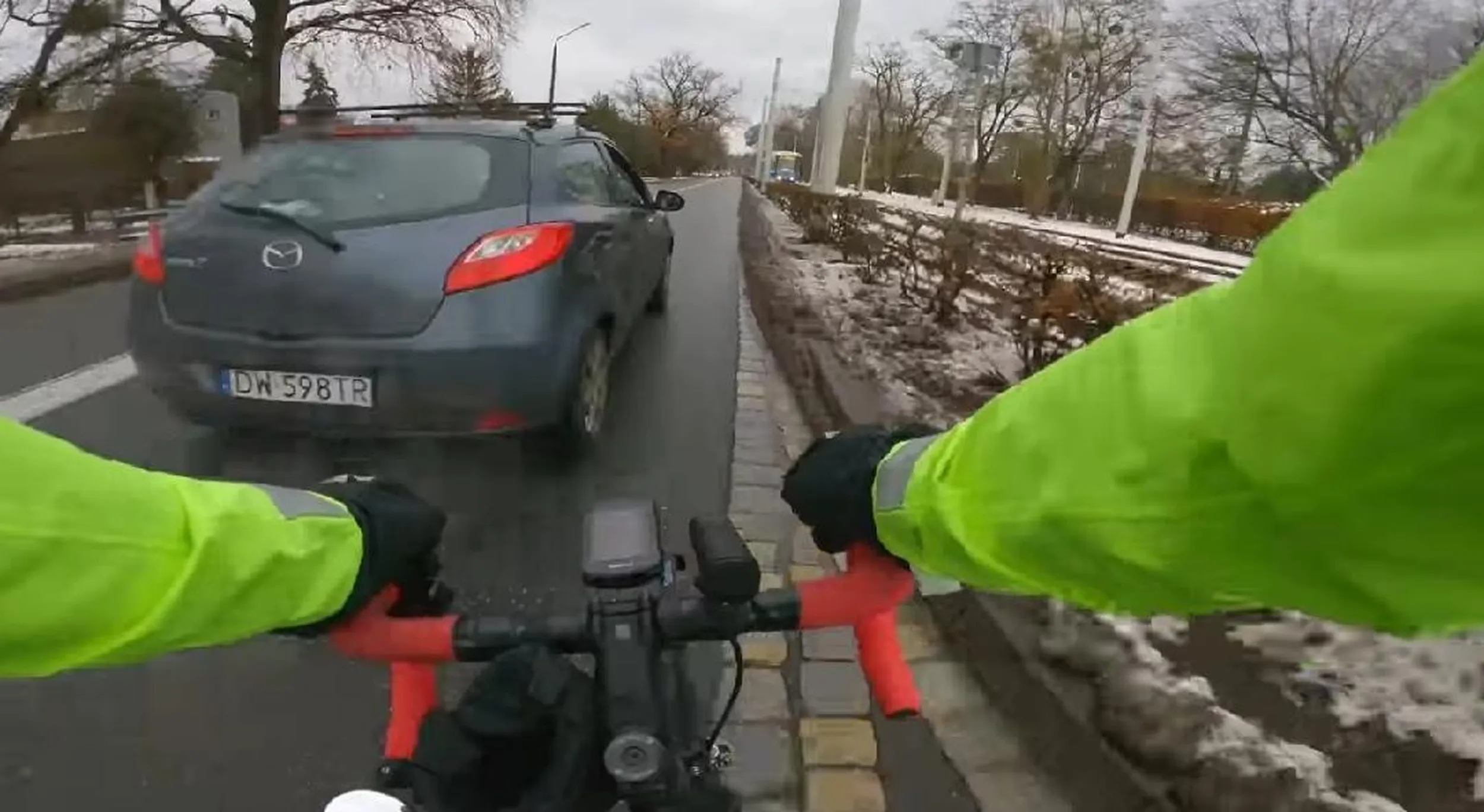 Kierowca jeżdżący bardzo niebezpiecznie. Przypominam, że odstęp od wyprzedzanego rowerzysty to 1 metr.