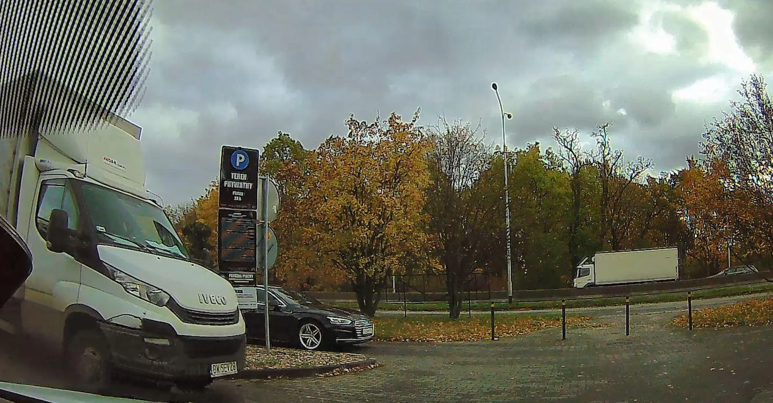 Szanowny kolego z plandeki Iveco, który zaczepiłeś mnie 15.11.2023 w McDonalds przy Karkonoskiej (DK5) we Wrocławiu, bo śmiałem śmieć zwrócić Ci uwagę na cb radiu, że jeździsz po parkingu stacji/maka pod prąd i zbulwersowany twierdziłeś, że się mylę i nie widziałeś żadnego zakazu wjazdu: 1. zakaz wjazdu, który złamałeś, widzisz na fotce poniżej; 2. znaki nakazu, do których się odnosiłeś jako argument, że to nie jest jednokierunkowa, bo stoją te znaki, należą do INNEJ jezdni - tej obok (poza tym od kiedy znaki miałby być ustawiane po lewej stronie dla kierunku ruchu dla drodze jednojezdniowej? xD). To nakaz jazdy na wprost i skrętu w lewo za znakiem, aby z tej jezdni nie wjeżdżać w jednokierunkową pod McDonalds (czyli wg tego co mówisz, jak interpretujesz skrzyżowania i znaki tutaj też byś wjechał pod prąd). Co dziwne - zarządca nie ustawił znaku D-3, pomimo ustawienia zakazów wjazdu i nakazów jazdy na wprost albo skrętu; 3. nie chciałeś wyjść popatrzeć, to może popatrzysz choć tutaj; 5