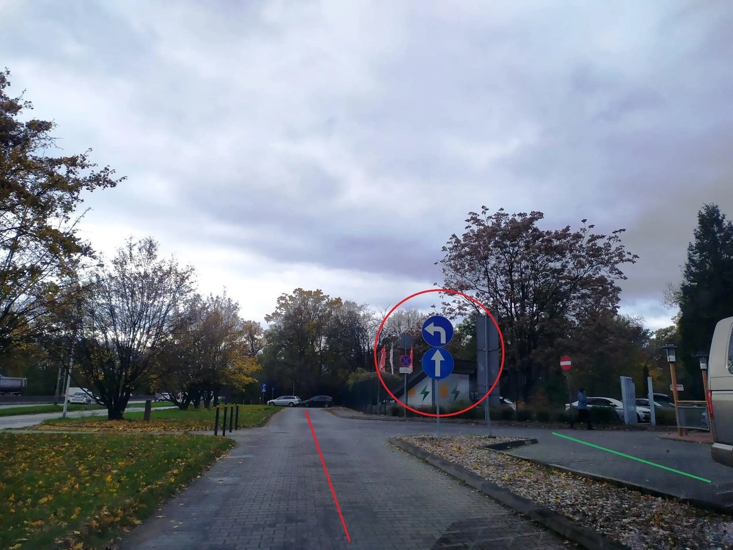 Szanowny kolego z plandeki Iveco, który zaczepiłeś mnie 15.11.2023 w McDonalds przy Karkonoskiej (DK5) we Wrocławiu, bo śmiałem śmieć zwrócić Ci uwagę na cb radiu, że jeździsz po parkingu stacji/maka pod prąd i zbulwersowany twierdziłeś, że się mylę i nie widziałeś żadnego zakazu wjazdu: 1. zakaz wjazdu, który złamałeś, widzisz na fotce poniżej; 2. znaki nakazu, do których się odnosiłeś jako argument, że to nie jest jednokierunkowa, bo stoją te znaki, należą do INNEJ jezdni - tej obok (poza tym od kiedy znaki miałby być ustawiane po lewej stronie dla kierunku ruchu dla drodze jednojezdniowej? xD). To nakaz jazdy na wprost i skrętu w lewo za znakiem, aby z tej jezdni nie wjeżdżać w jednokierunkową pod McDonalds (czyli wg tego co mówisz, jak interpretujesz skrzyżowania i znaki tutaj też byś wjechał pod prąd). Co dziwne - zarządca nie ustawił znaku D-3, pomimo ustawienia zakazów wjazdu i nakazów jazdy na wprost albo skrętu; 3. nie chciałeś wyjść popatrzeć, to może popatrzysz choć tutaj; 5