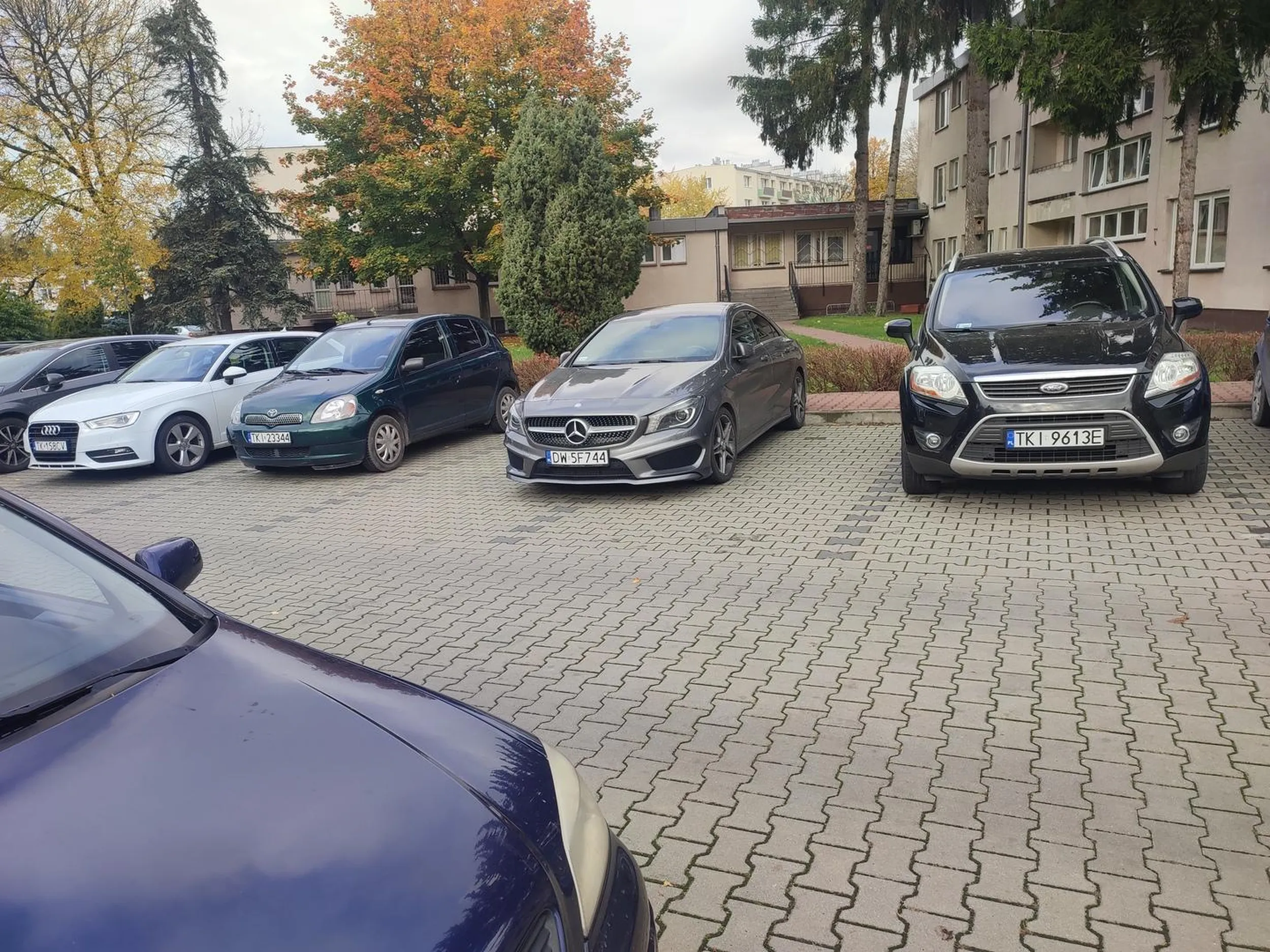 Jak mnie w*******ą takie mendy jak ta. Parking zabity aż po uszy bo przy urzędzie, człowiek chce załatwić sprawę i odjechać to się nie da bo paniusia stanie sobie swoim mercedesem w lizingu k***a centralnie na dwóch mi