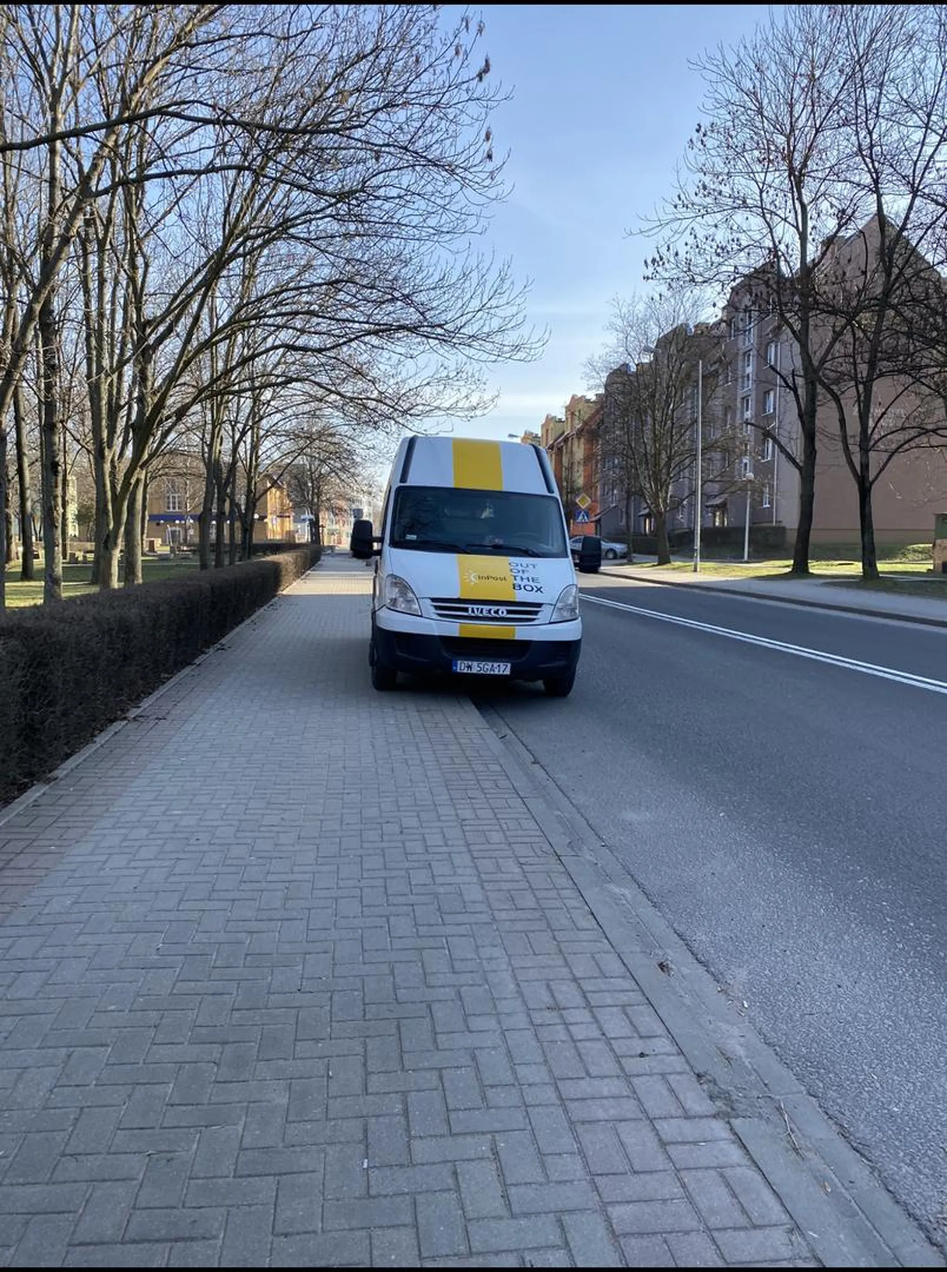 Nie potrafi zaparkować na parkingu, zamiast tego parkuje na chodniku i drodze. Nie polecam