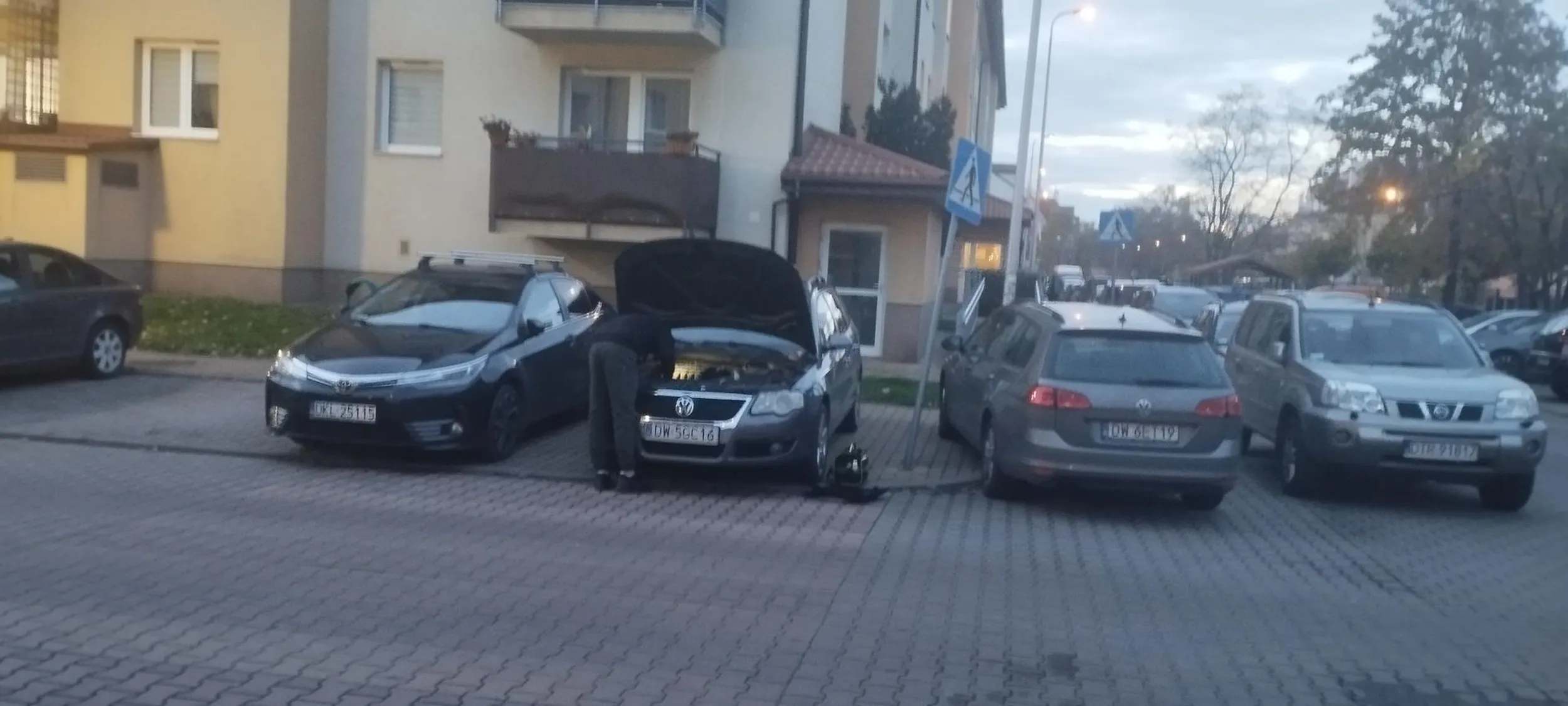 Parkuje na przejściu dla pieszych, po zwróceniu uwagi że nie da się przejechać wózkiem powiedział że mam iść na około przez ulicę do następnego przejścia a jak poinformowałam że już przez takie parkowanie 2 razy uszkodziłam wózek  to stwierdził że mam pecha.